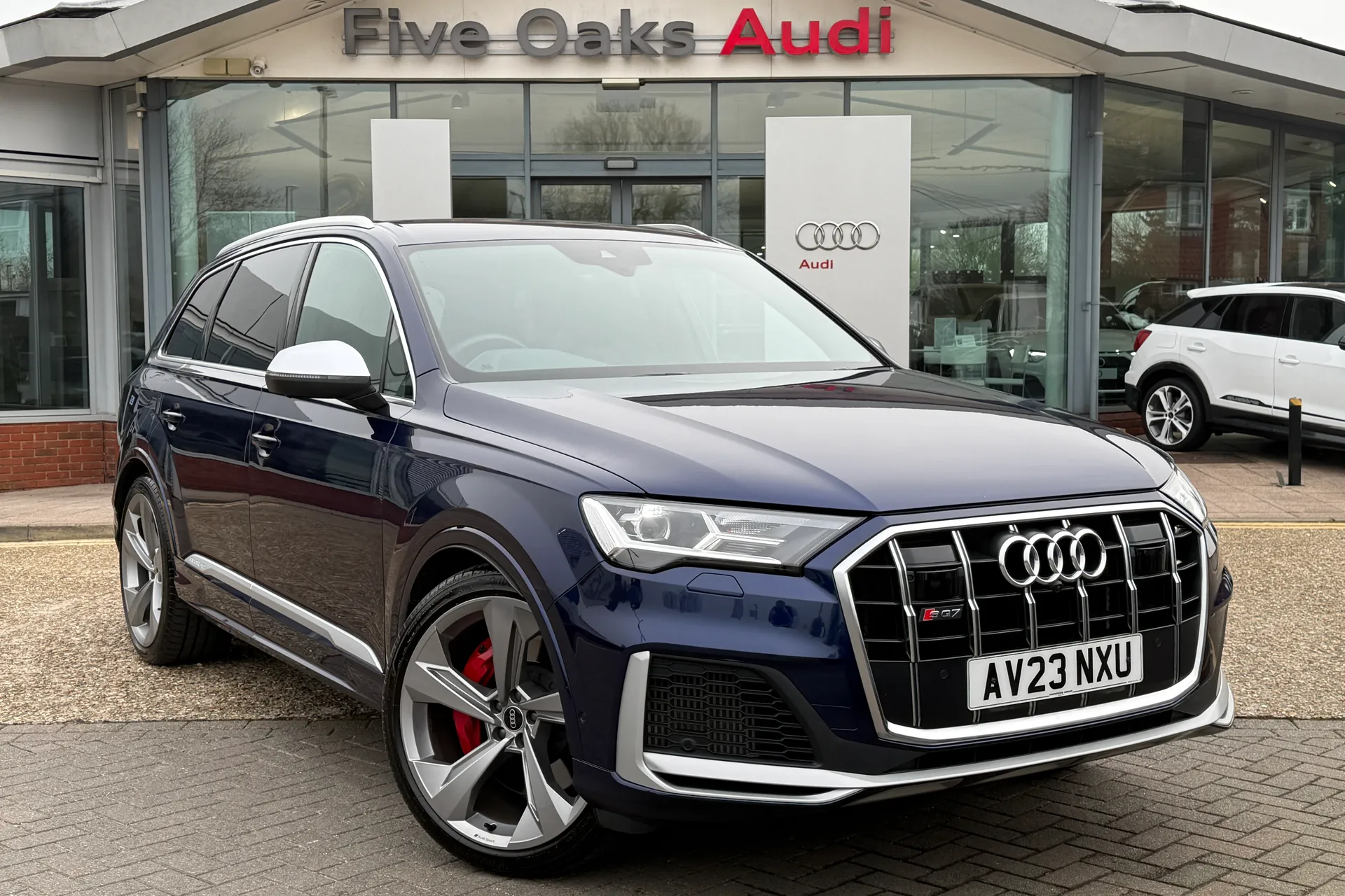 Audi Q7 focused image