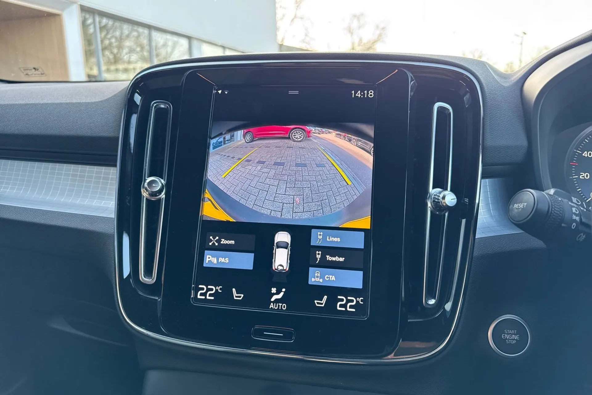 Volvo XC40 thumbnail image number 4