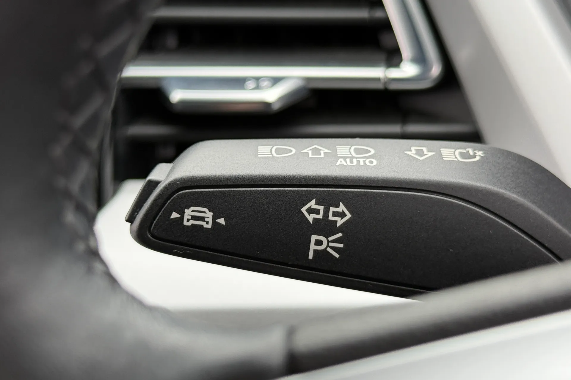 Audi Q4 thumbnail image number 16