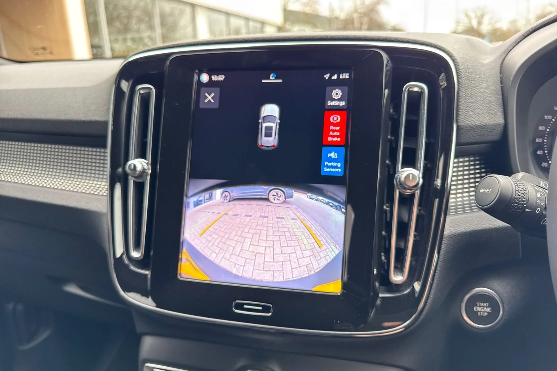 Volvo XC40 thumbnail image number 4