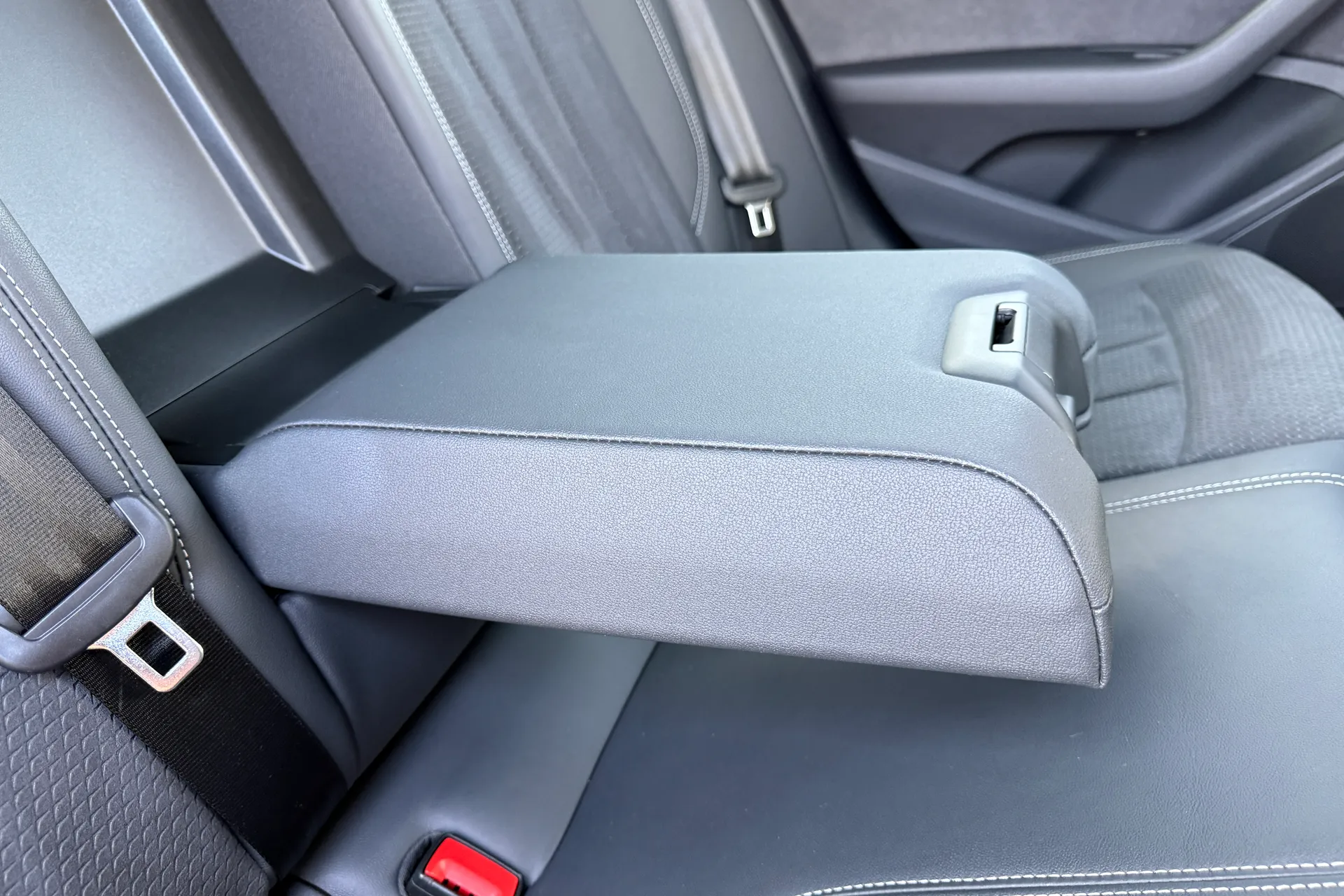 Audi A4 thumbnail image number 43