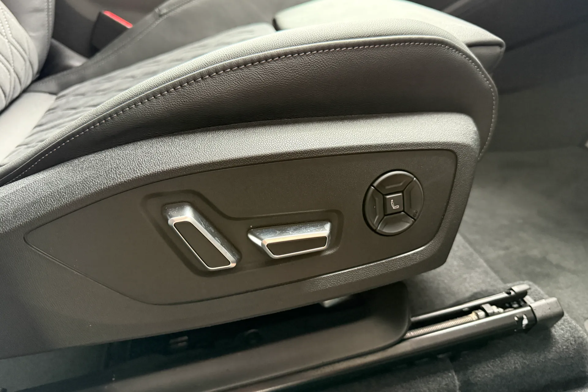 Audi Q6 e-tron thumbnail image number 7
