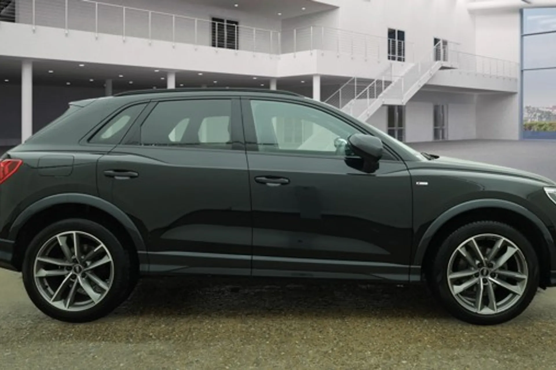 Audi Q3 thumbnail image number 2