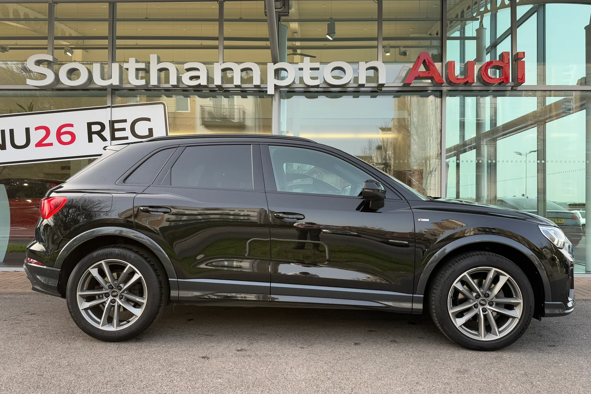 Audi Q3 thumbnail image number 2