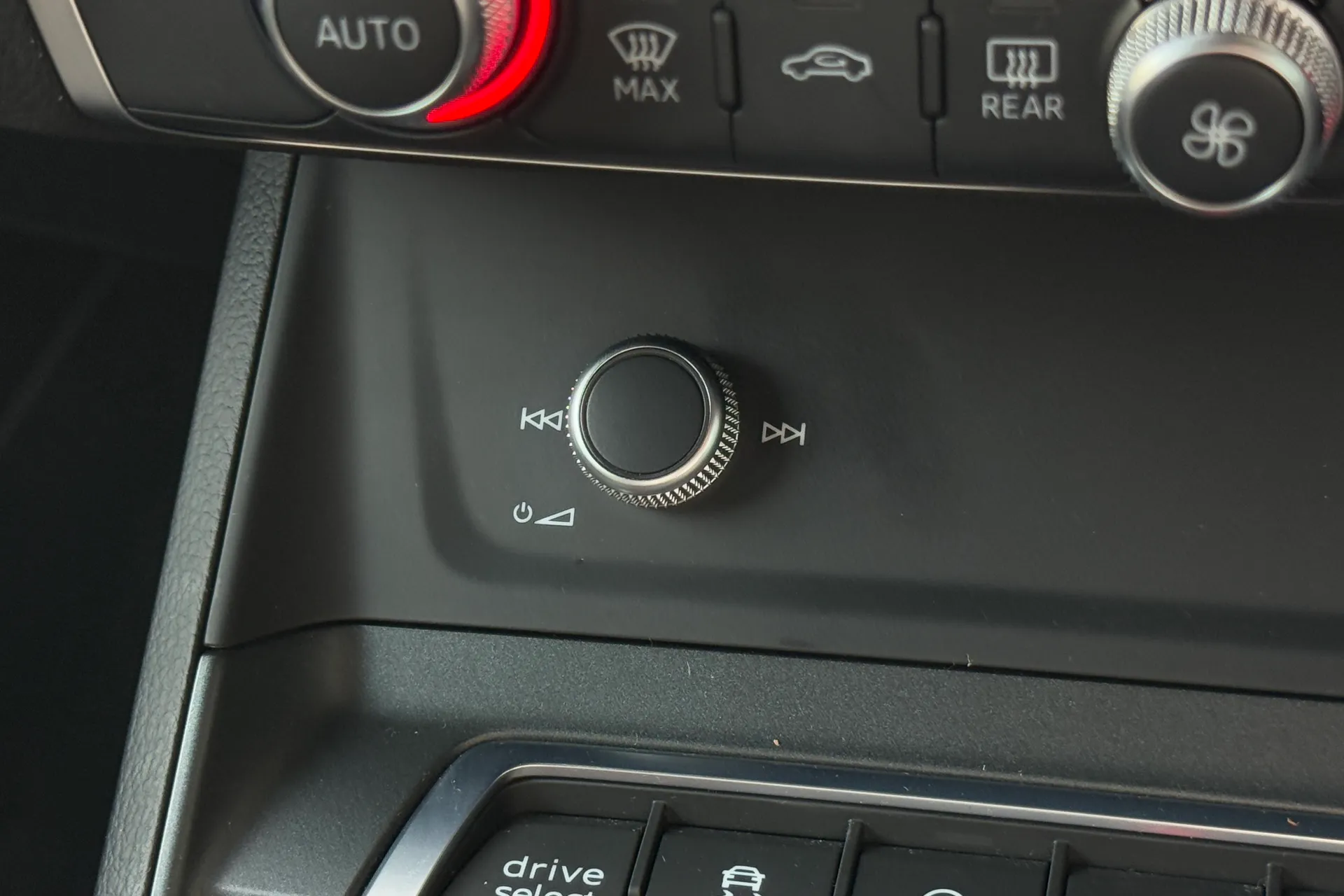 Audi Q3 thumbnail image number 12