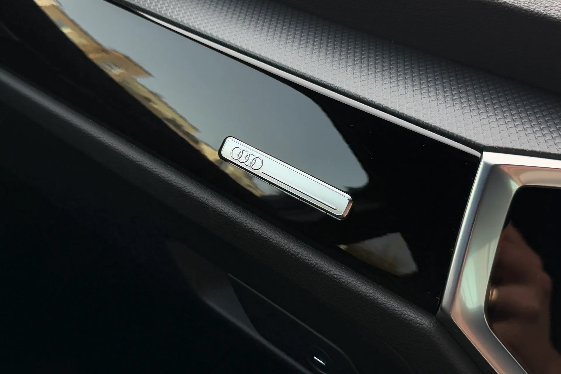 Audi Q3 thumbnail image number 16