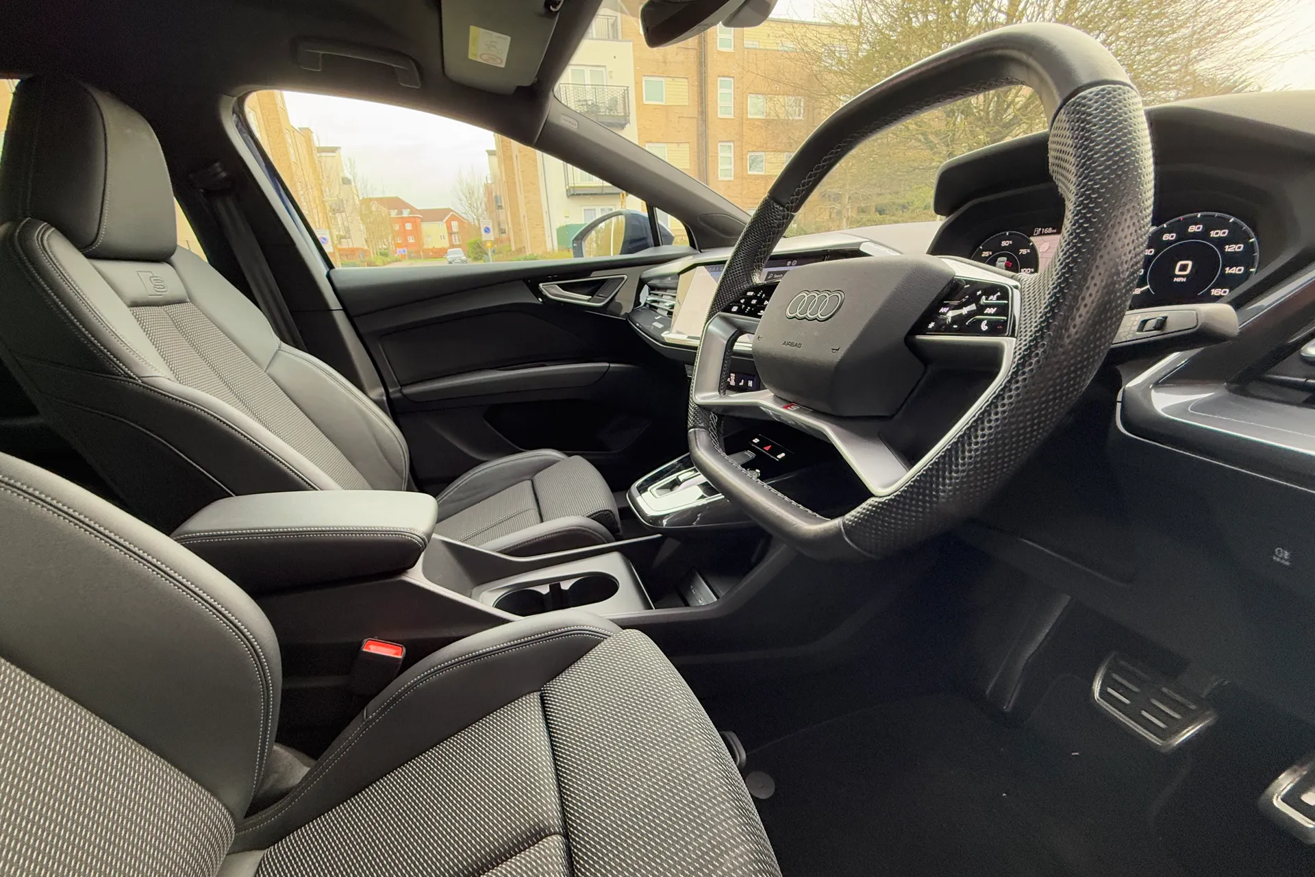 Audi Q4 thumbnail image number 11