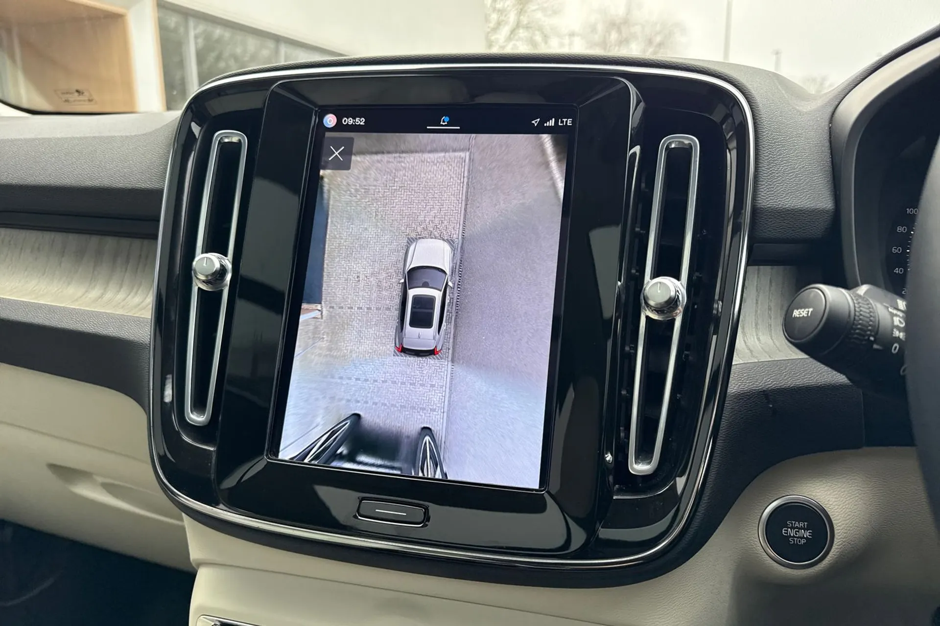 Volvo XC40 thumbnail image number 4