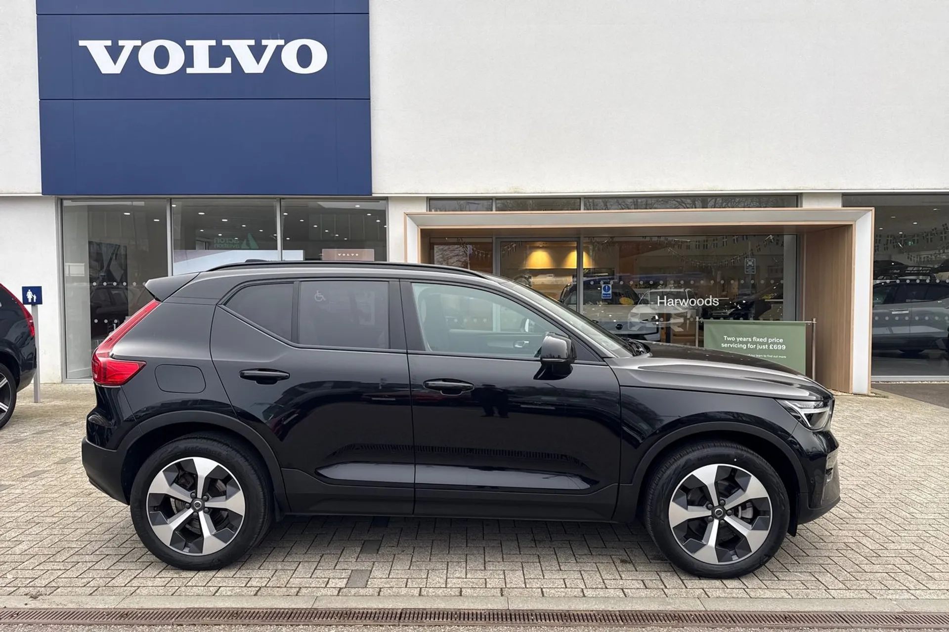 Volvo XC40 thumbnail image number 2