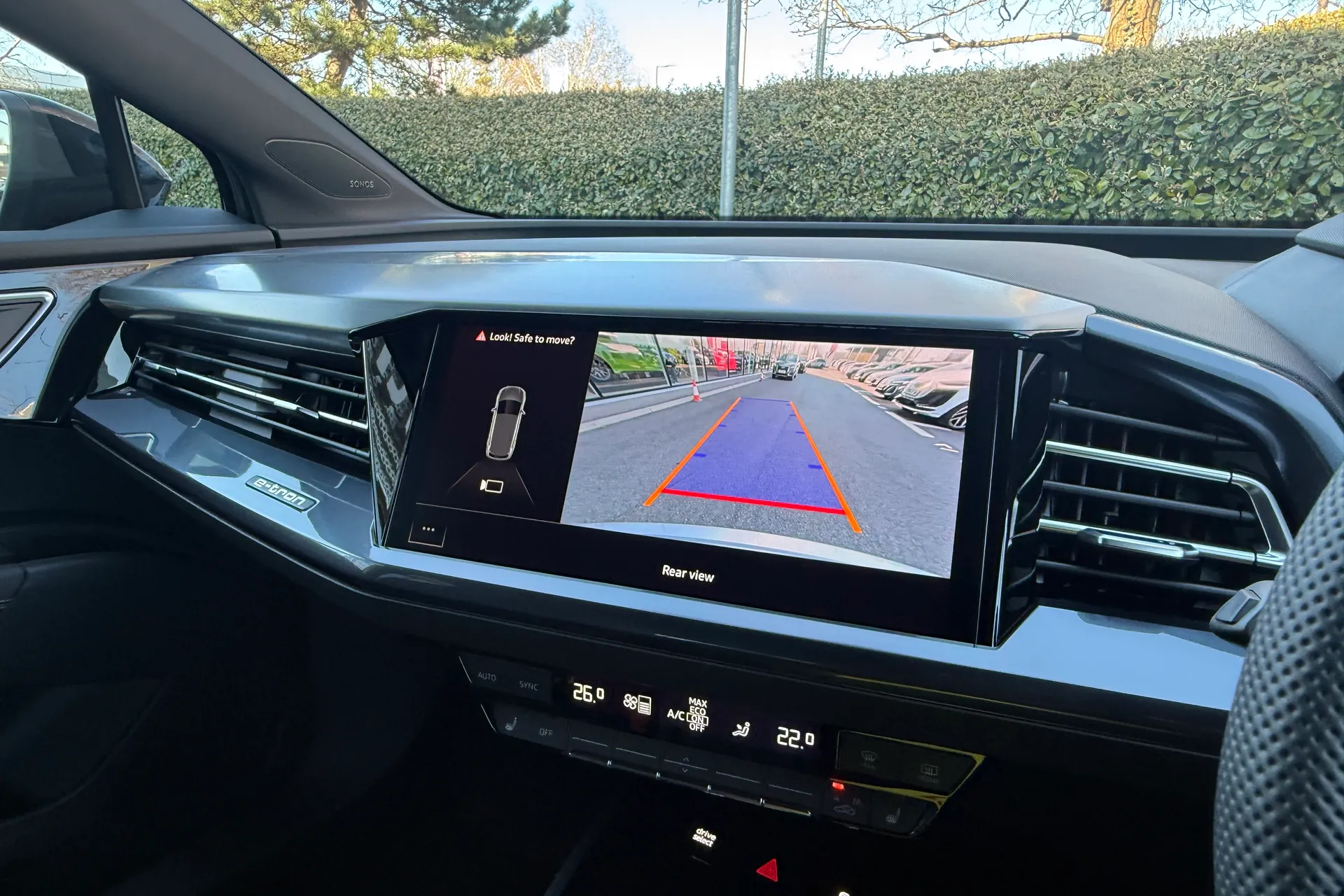 Audi Q4 e-tron thumbnail image number 4