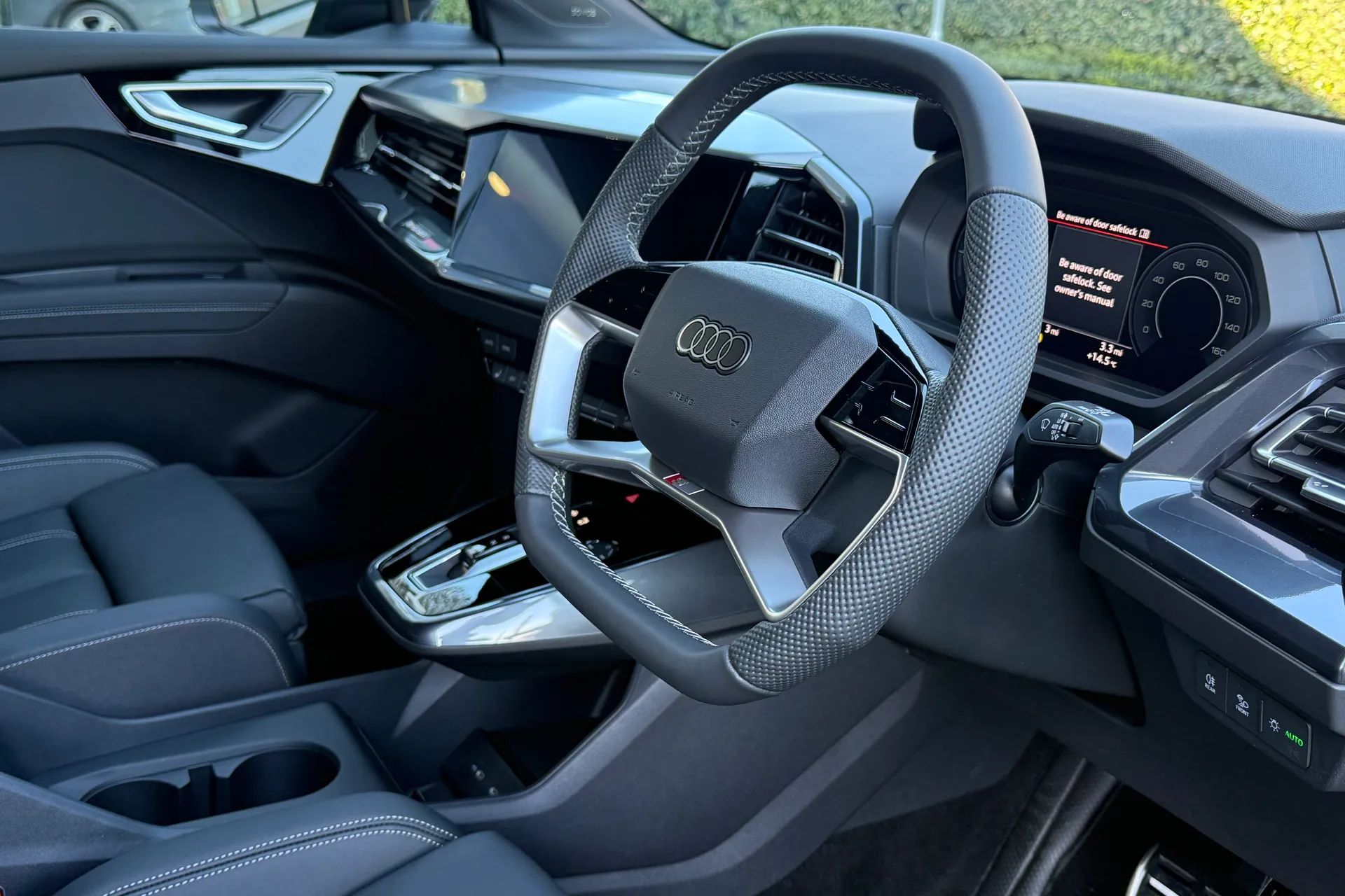 Audi Q4 e-tron thumbnail image number 15