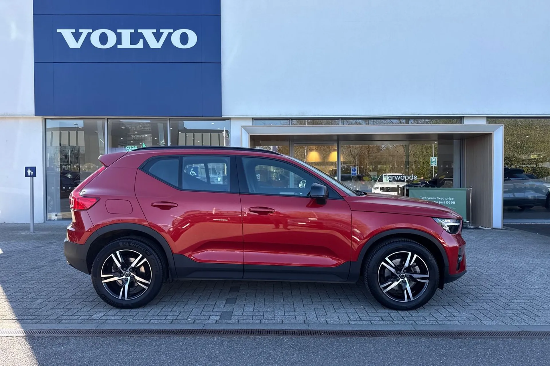 Volvo XC40 thumbnail image number 2