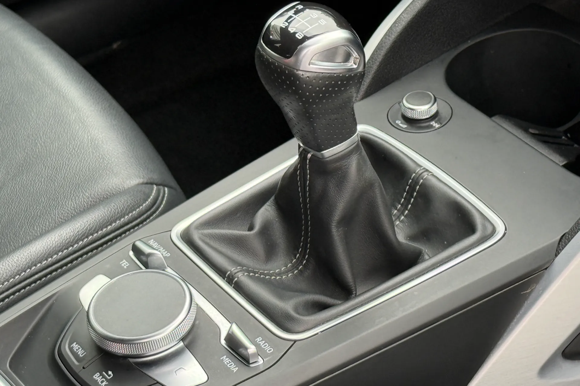 Audi Q2 thumbnail image number 17