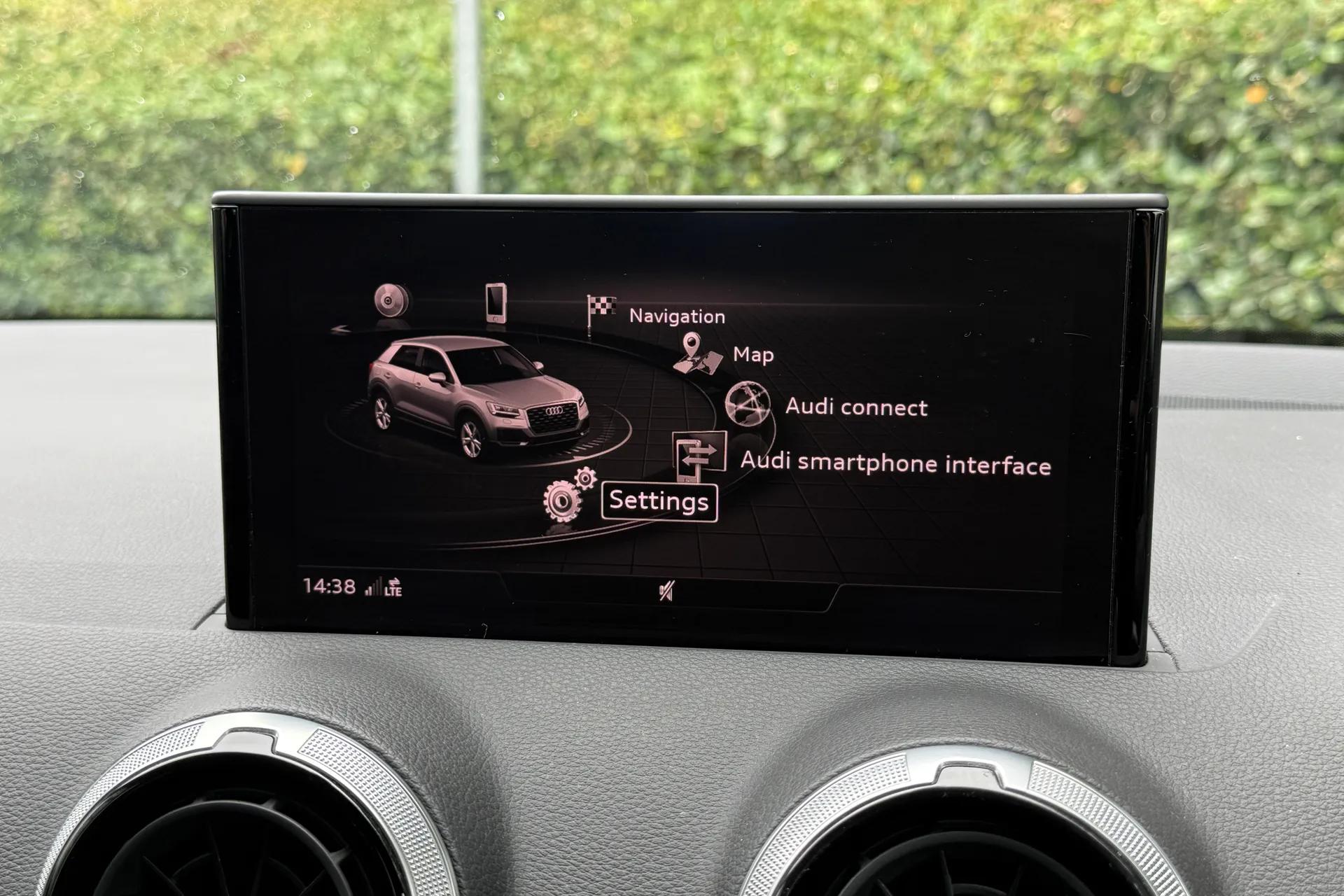 Audi Q2 thumbnail image number 23