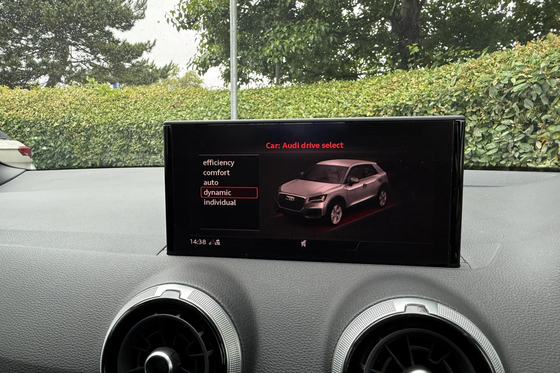 Audi Q2 thumbnail image number 21
