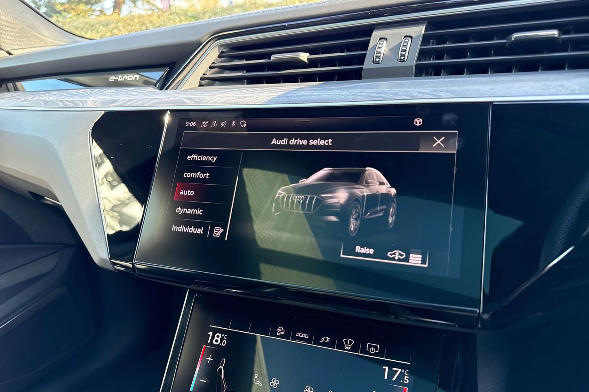 Audi e-tron thumbnail image number 38