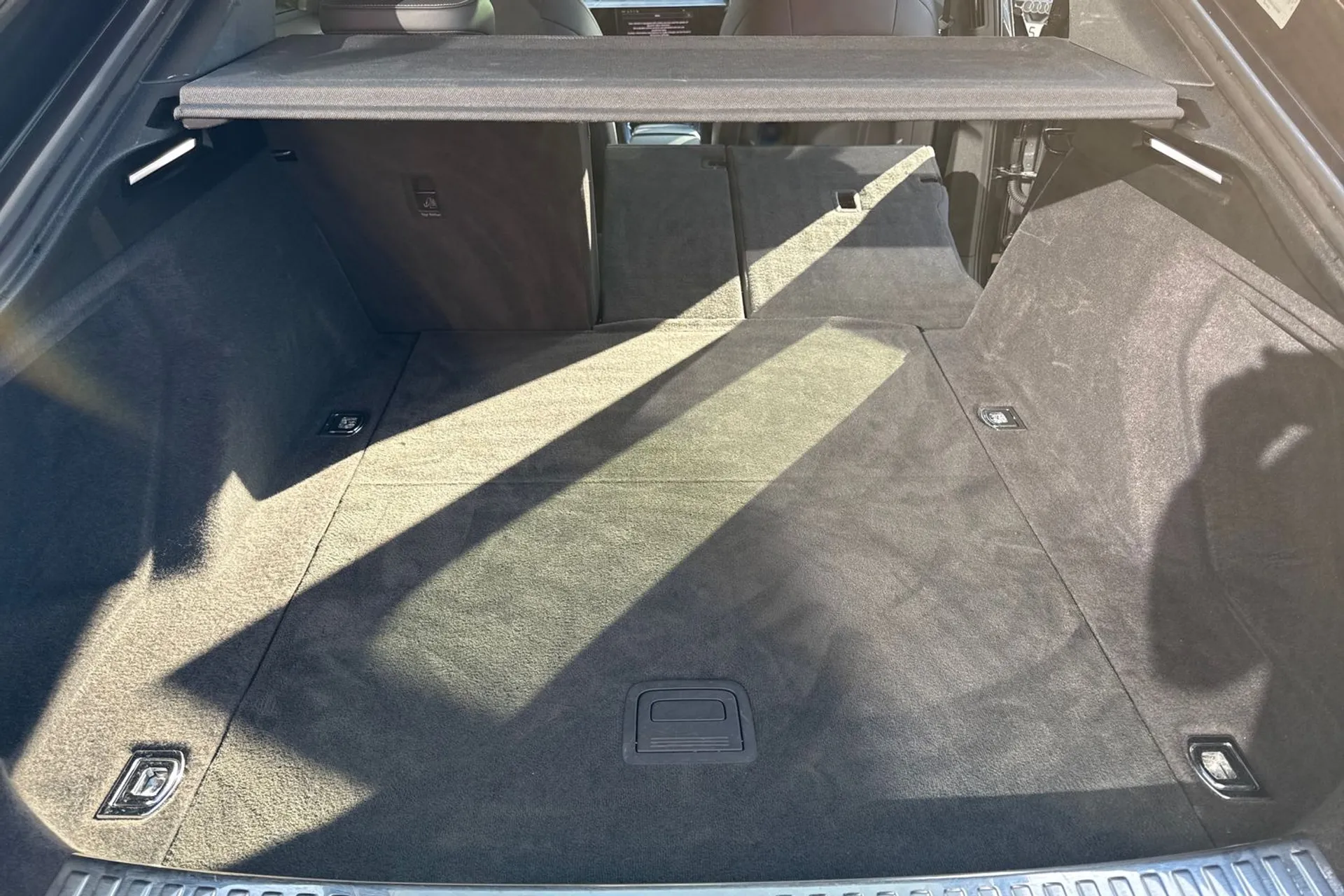 Audi e-tron thumbnail image number 31