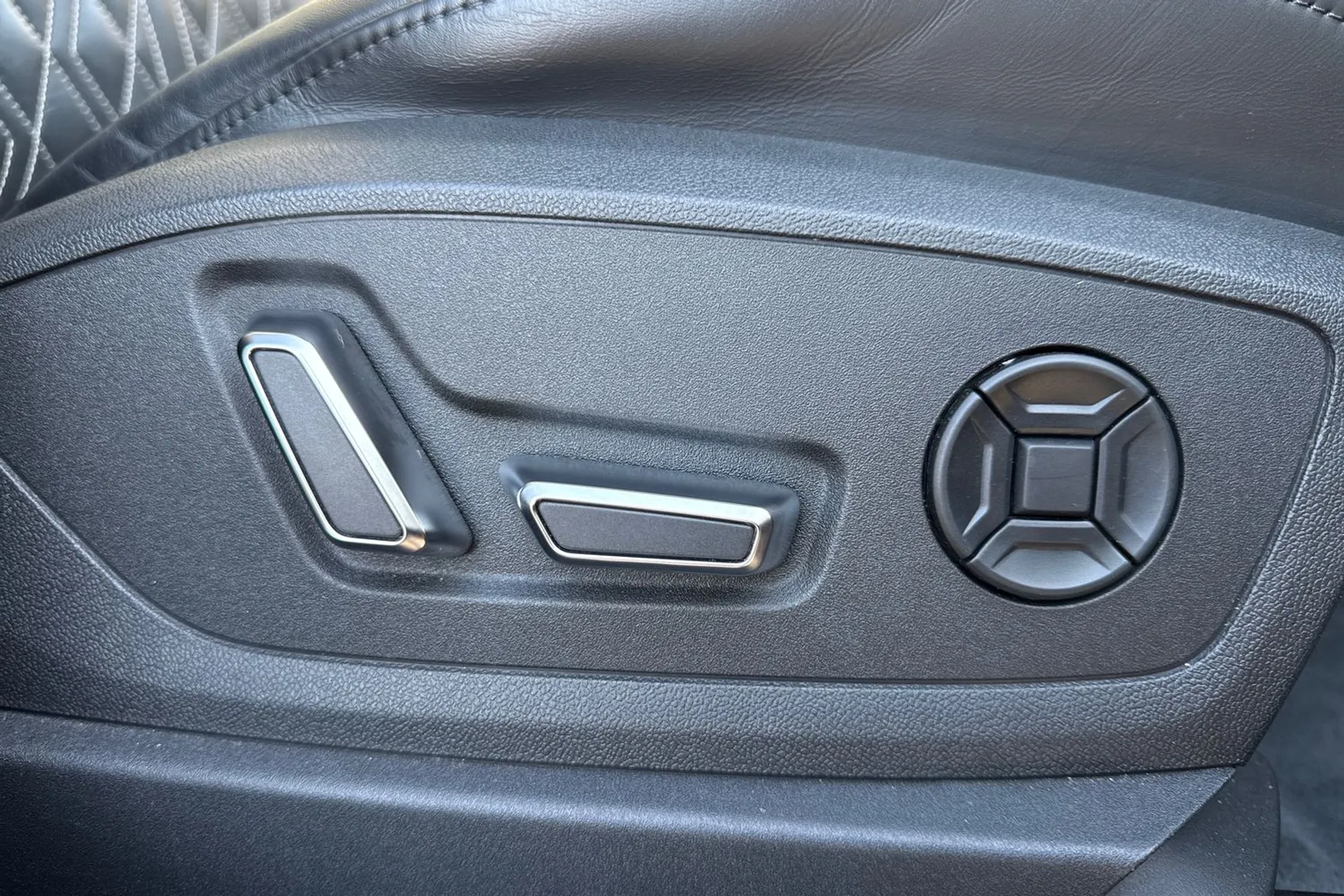 Audi e-tron thumbnail image number 25