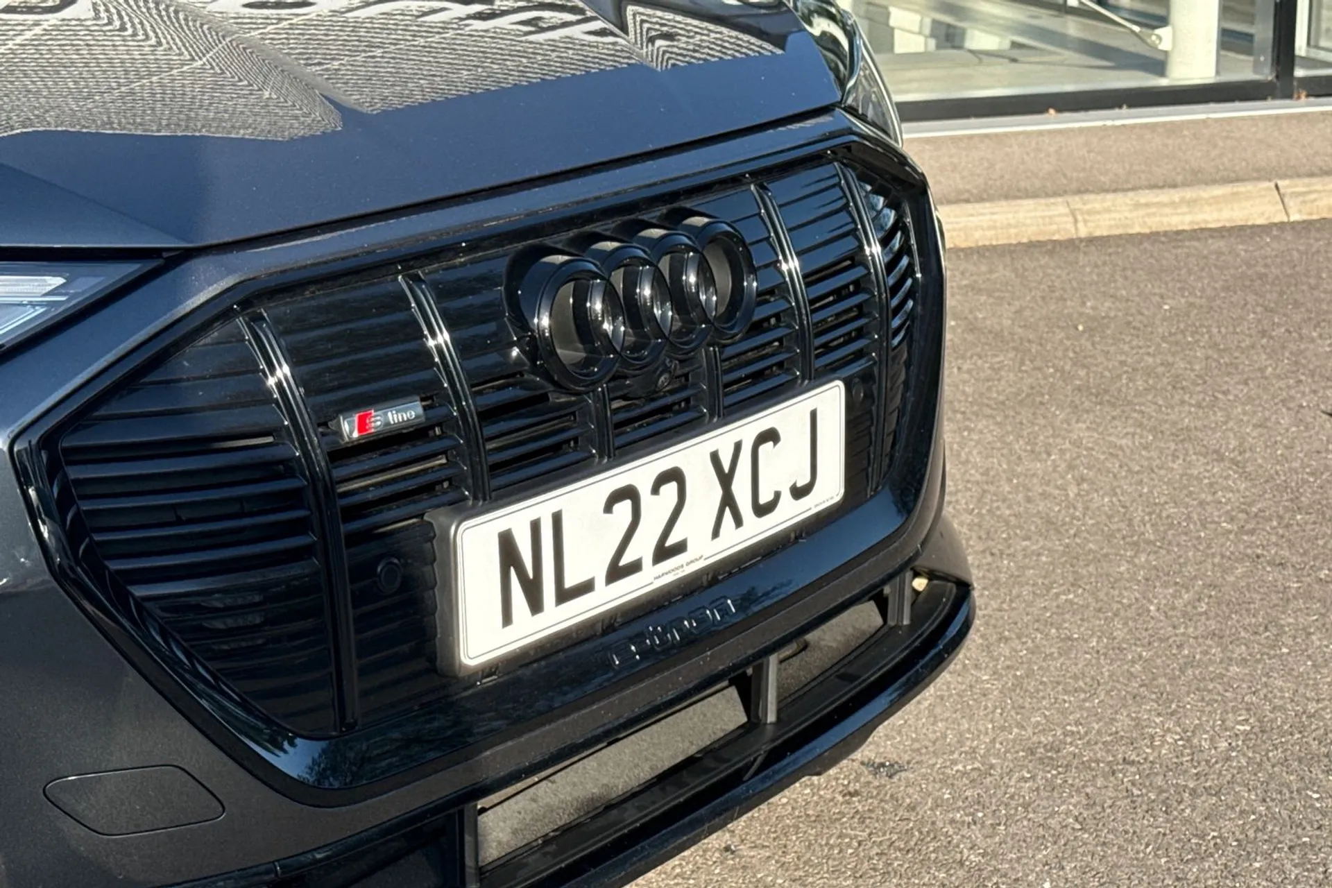 Audi e-tron thumbnail image number 9