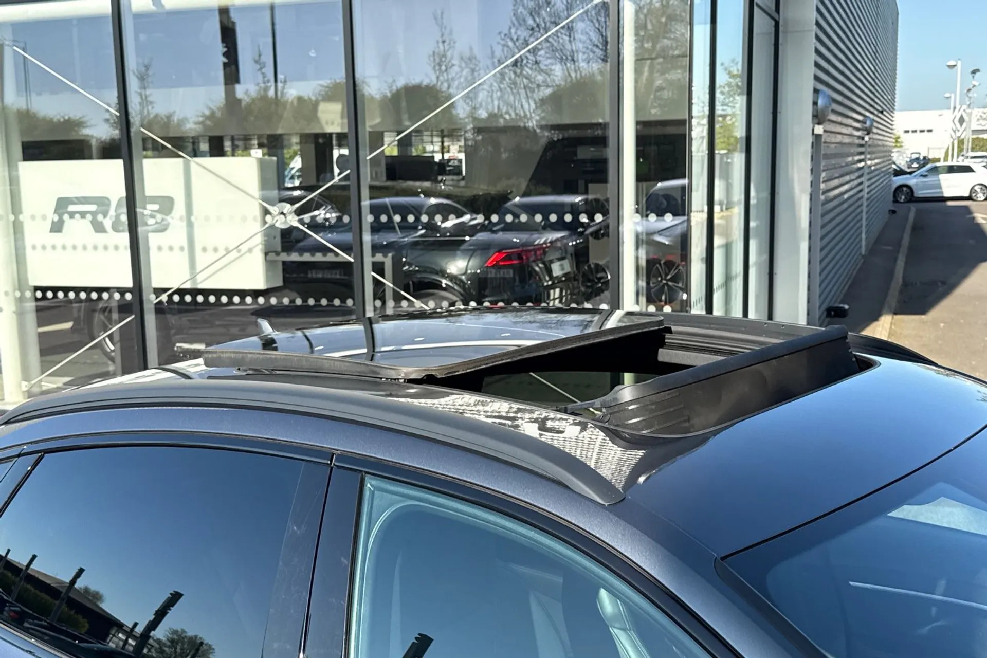 Audi e-tron thumbnail image number 30