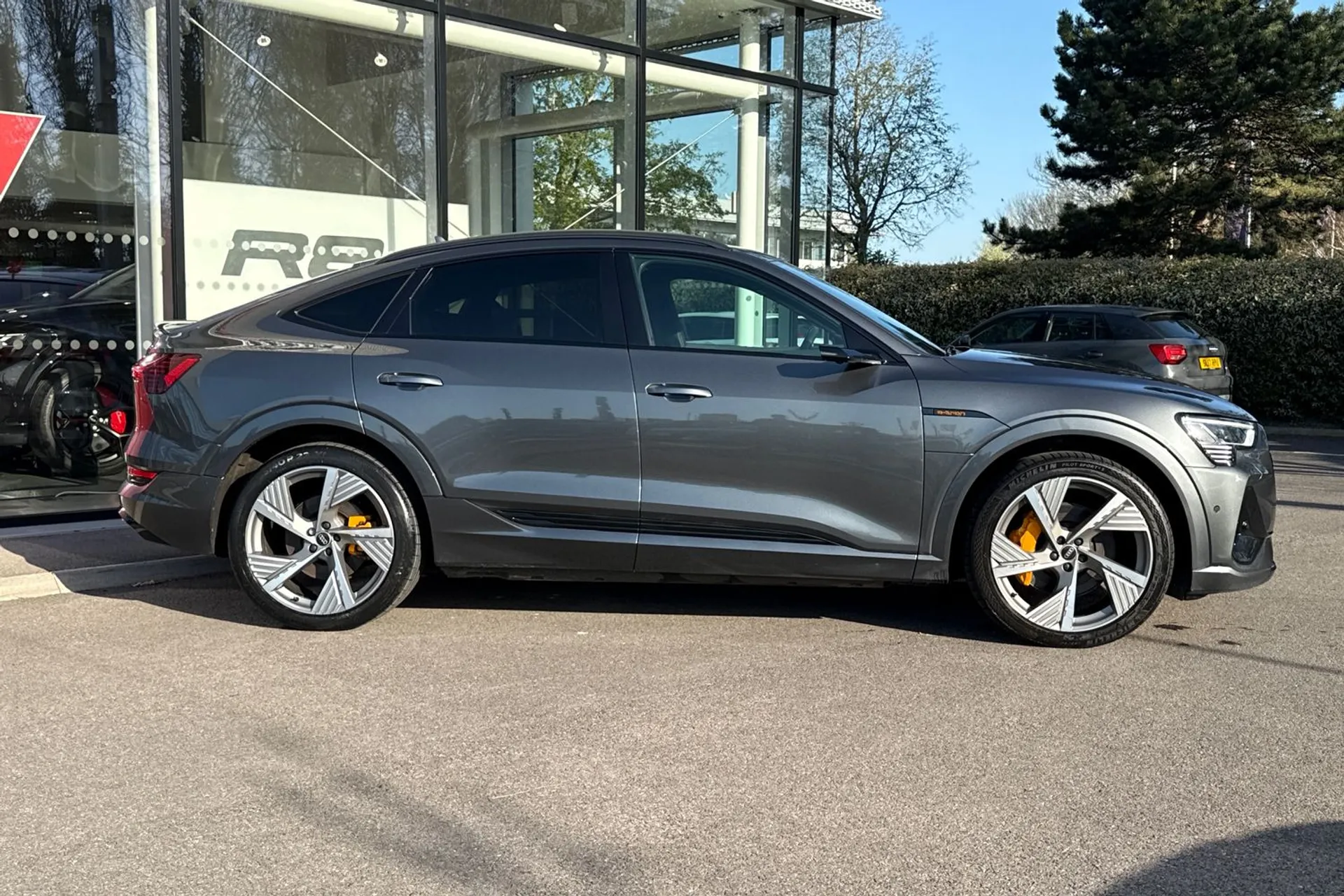 Audi e-tron thumbnail image number 2