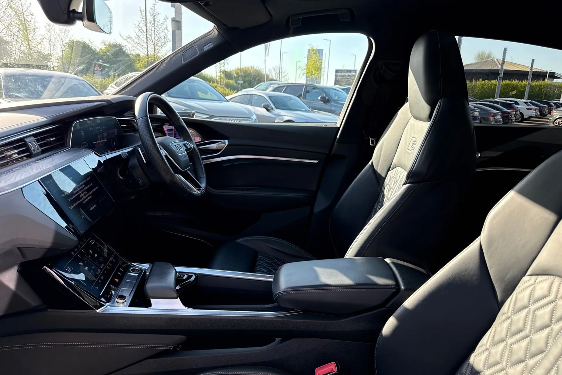 Audi e-tron thumbnail image number 42