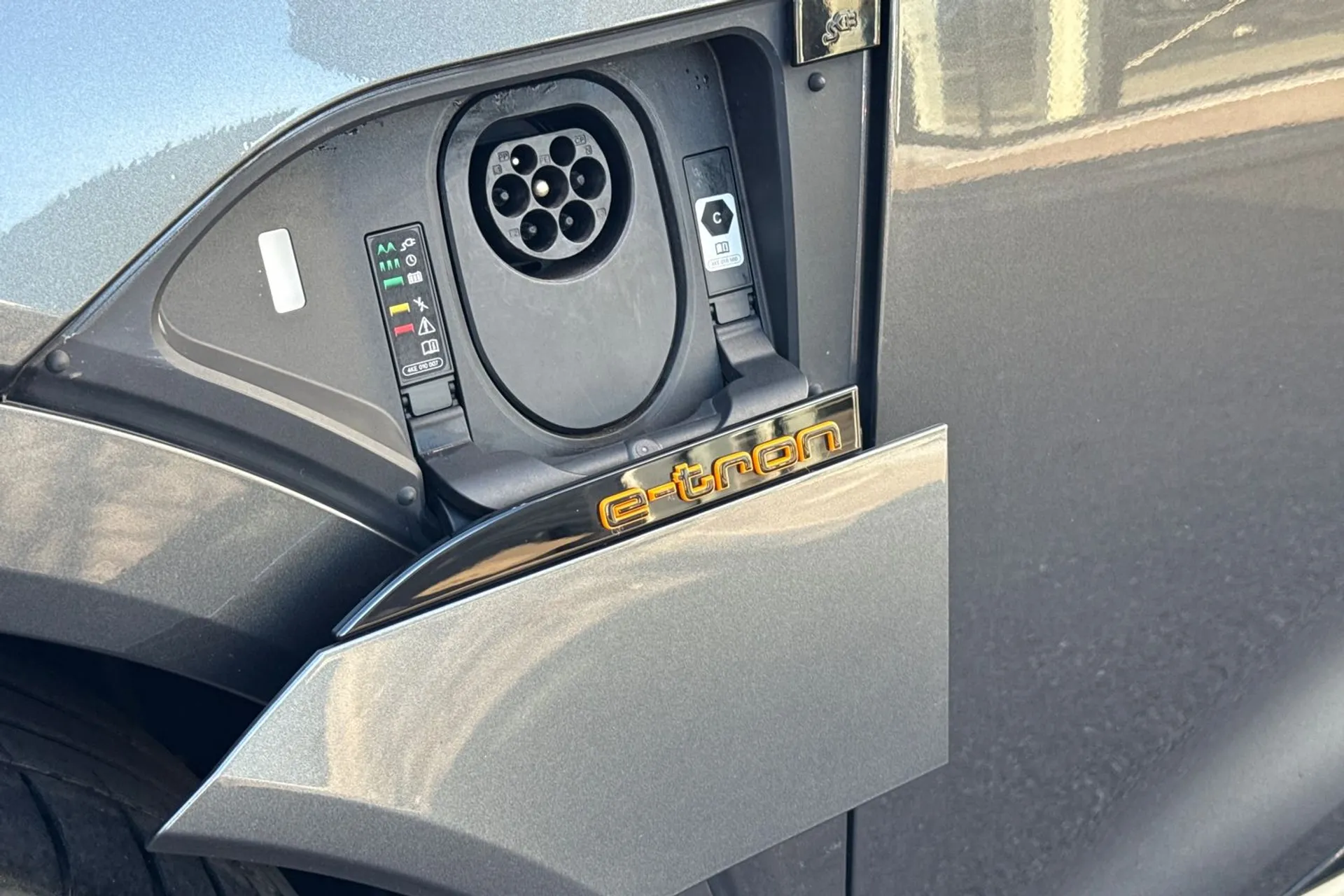 Audi e-tron thumbnail image number 26