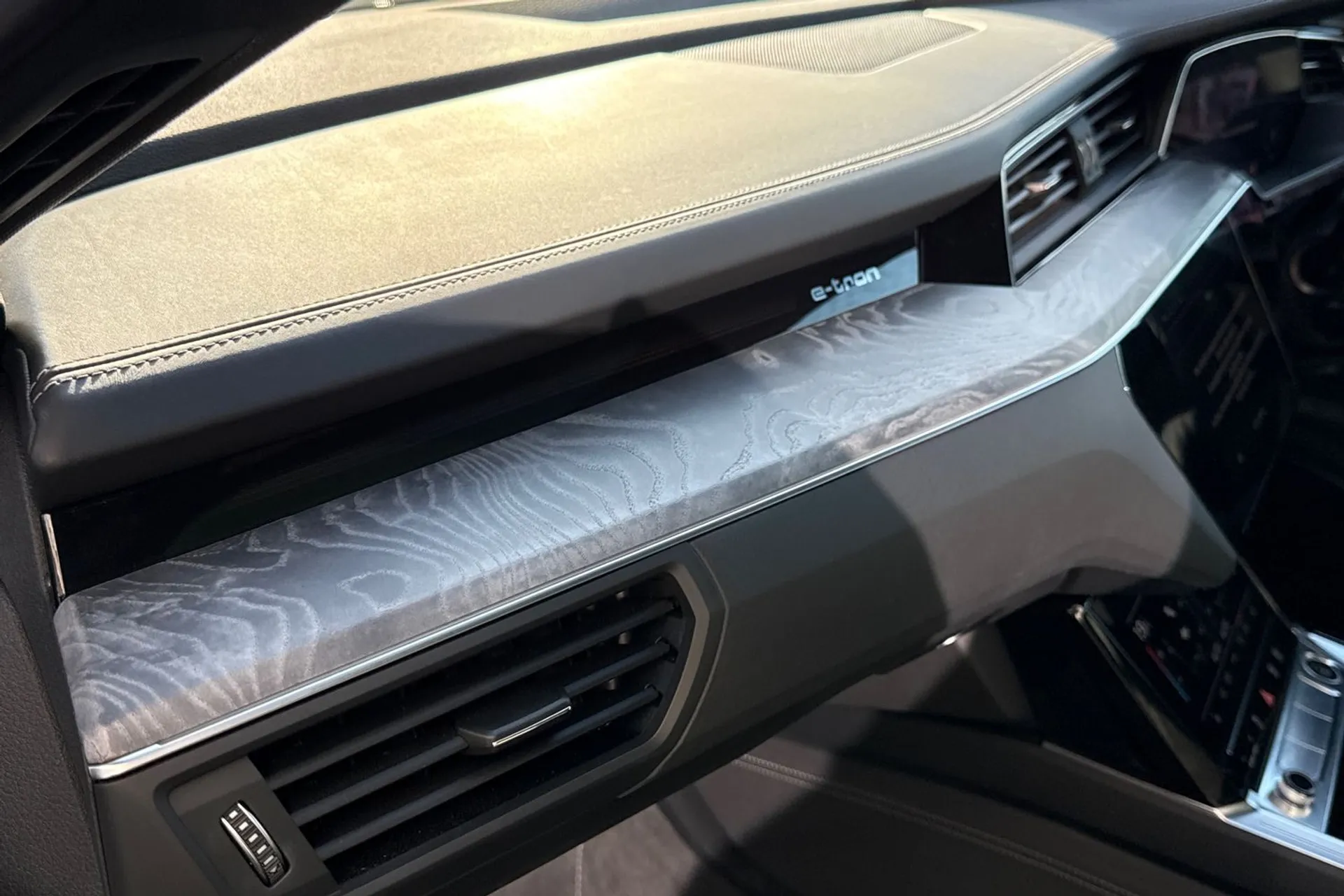 Audi e-tron thumbnail image number 53