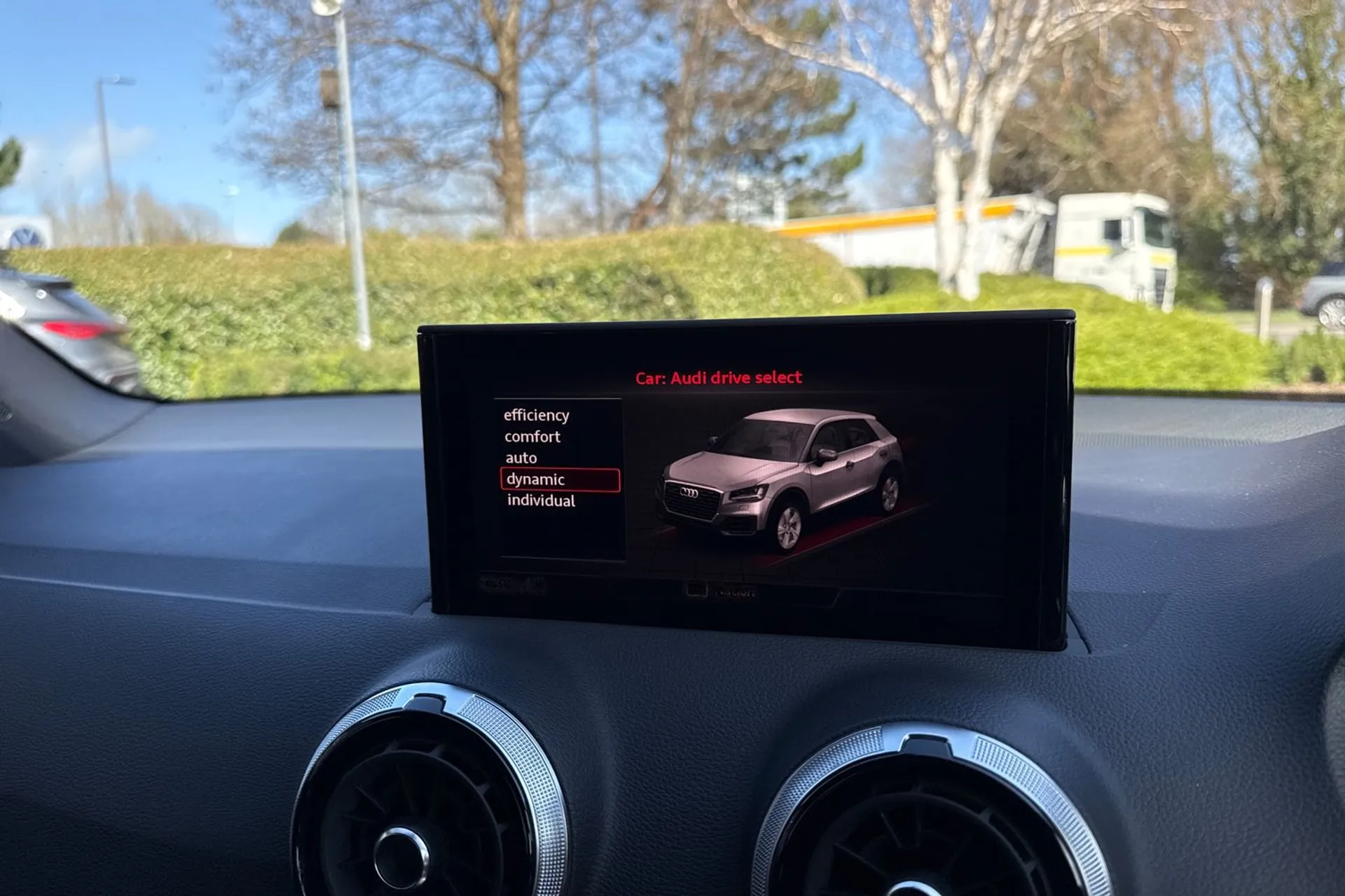 Audi Q2 thumbnail image number 31