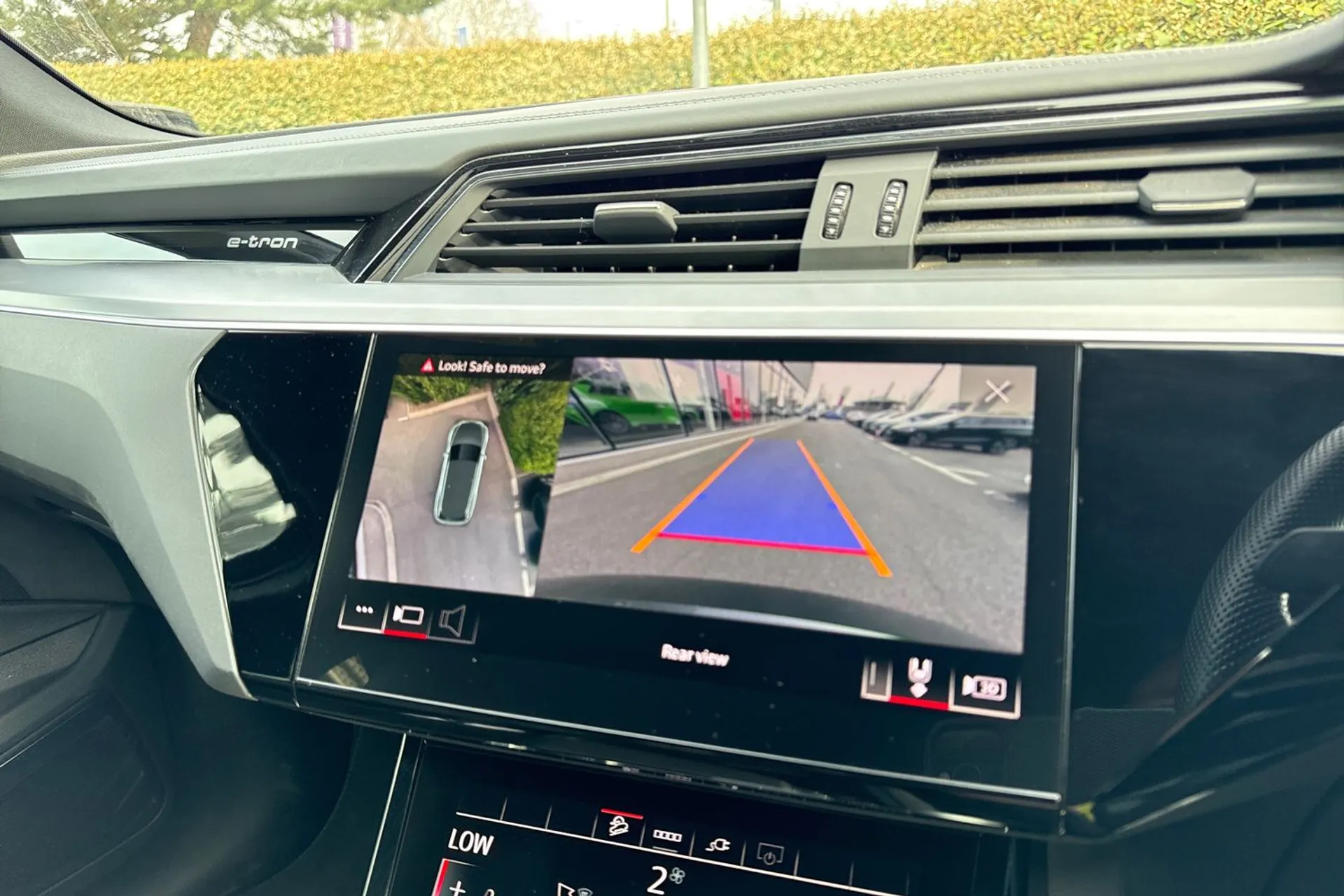 Audi e-tron thumbnail image number 4