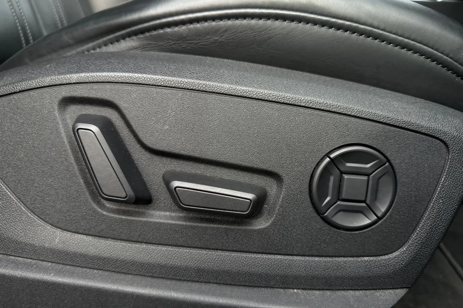 Audi e-tron thumbnail image number 35