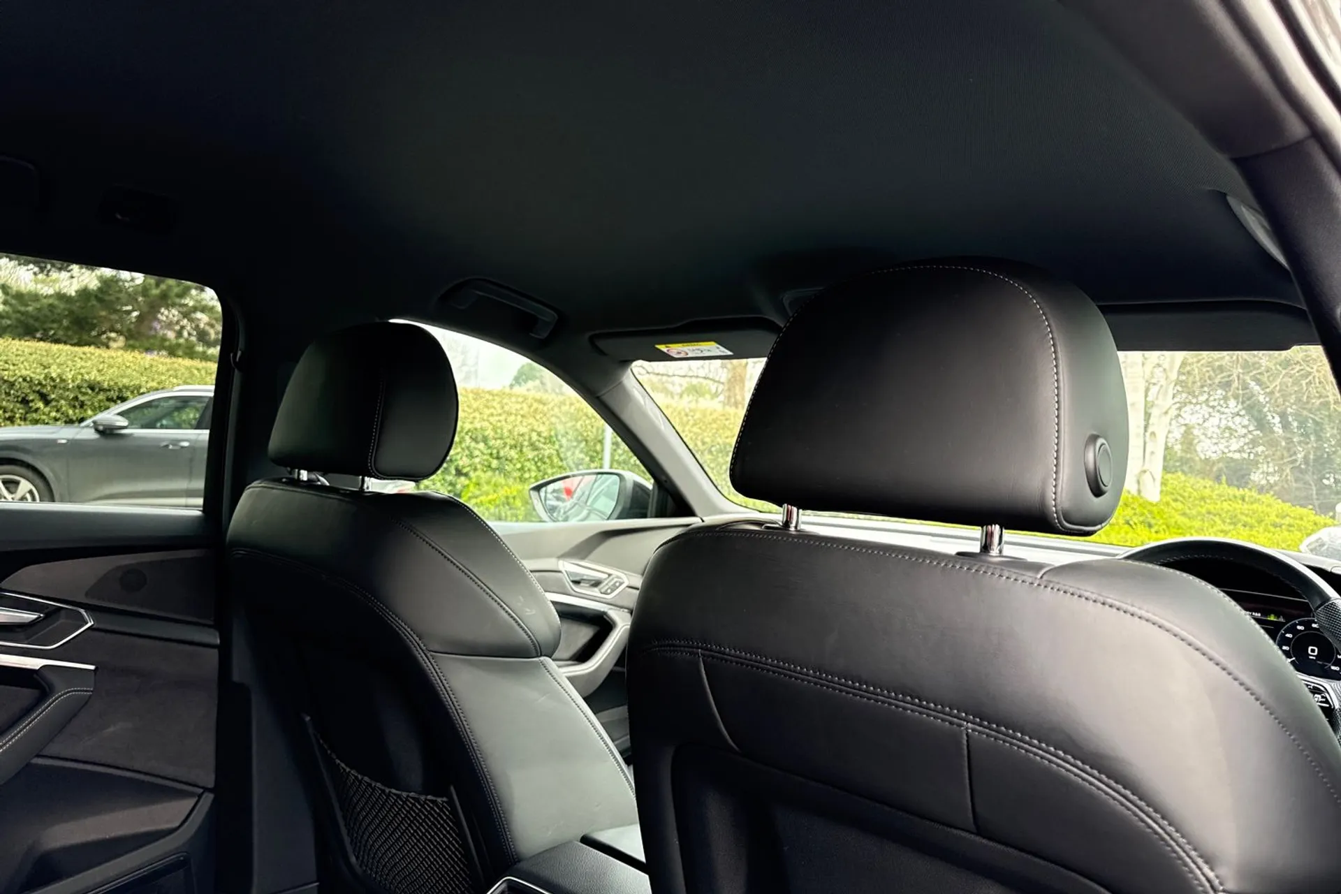 Audi e-tron thumbnail image number 36