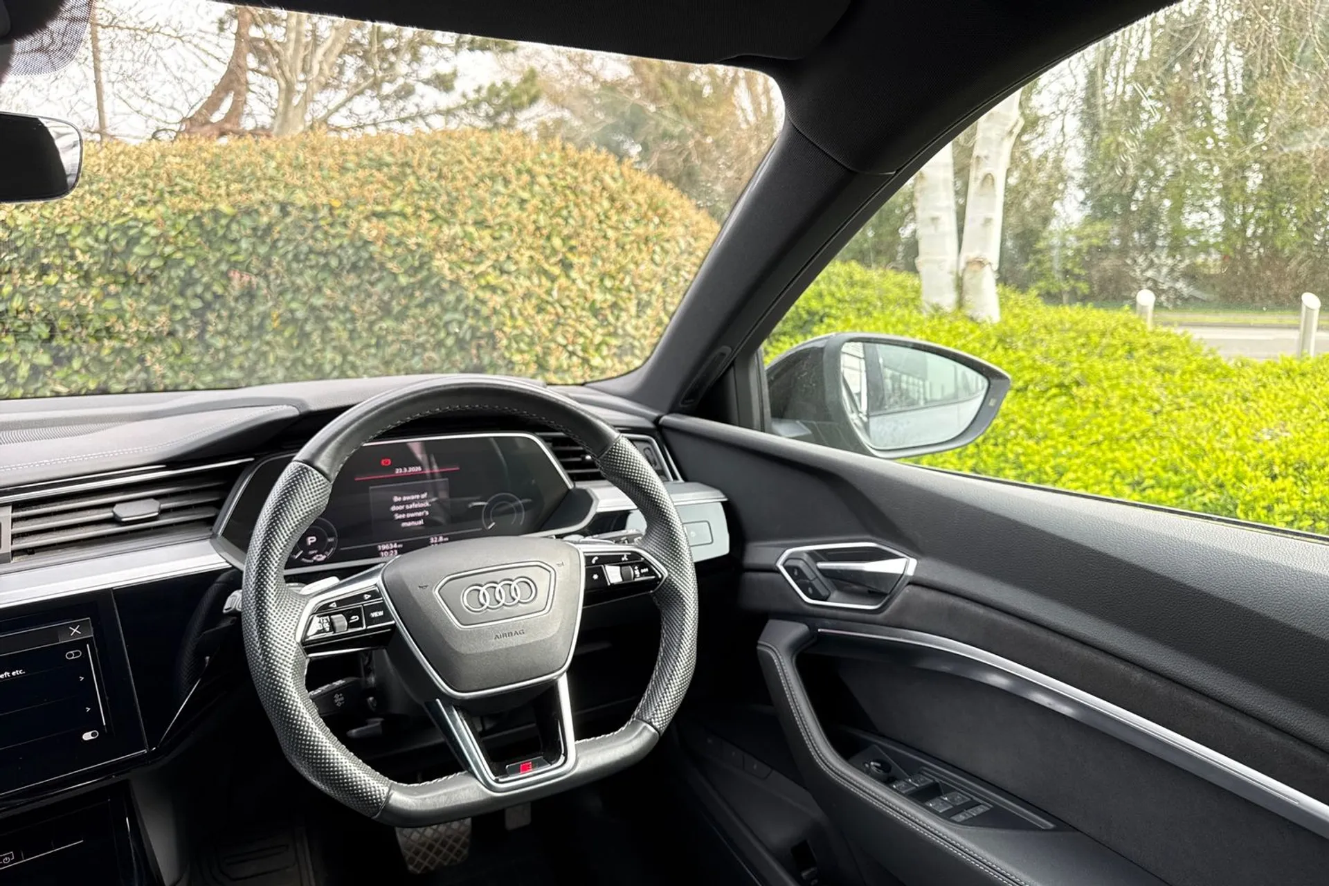 Audi e-tron thumbnail image number 43