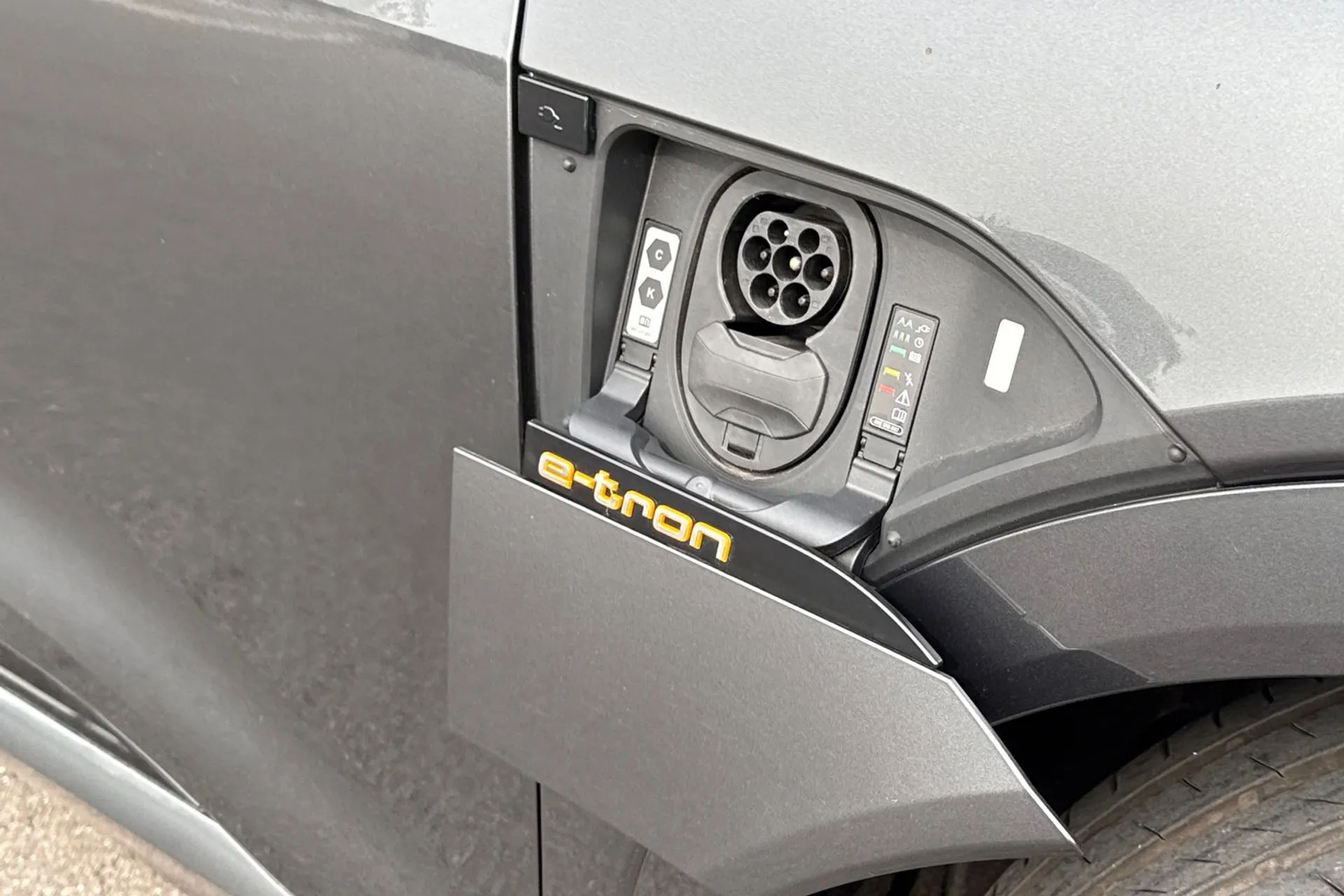 Audi e-tron thumbnail image number 28