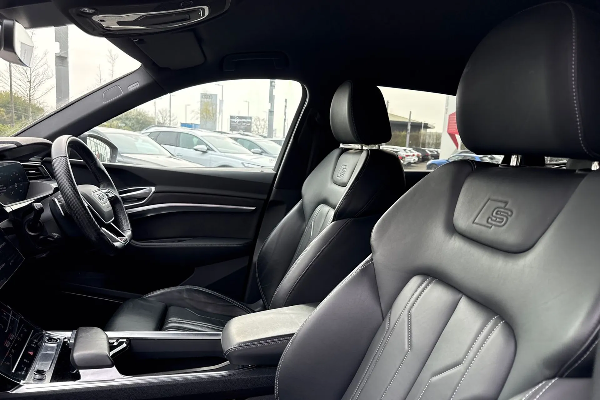 Audi e-tron thumbnail image number 39