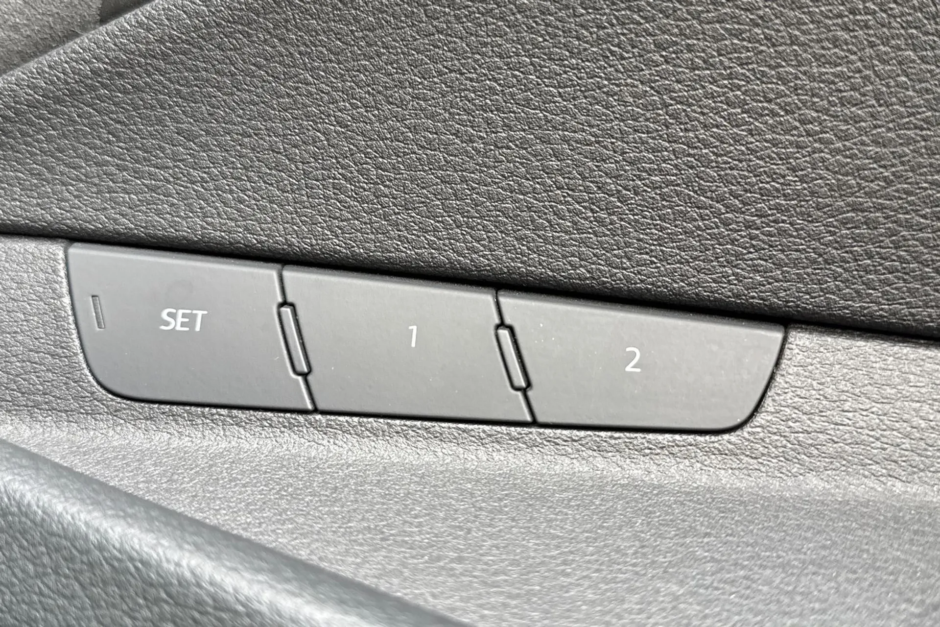 Audi e-tron thumbnail image number 38