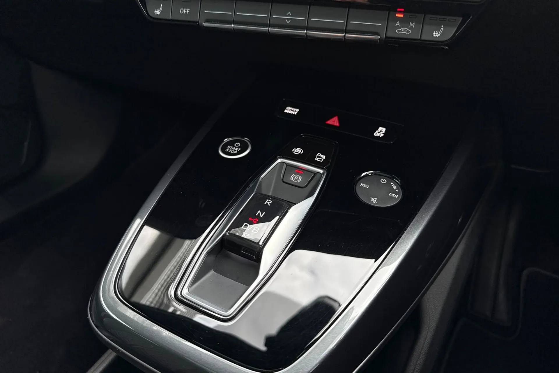 Audi Q4 thumbnail image number 12