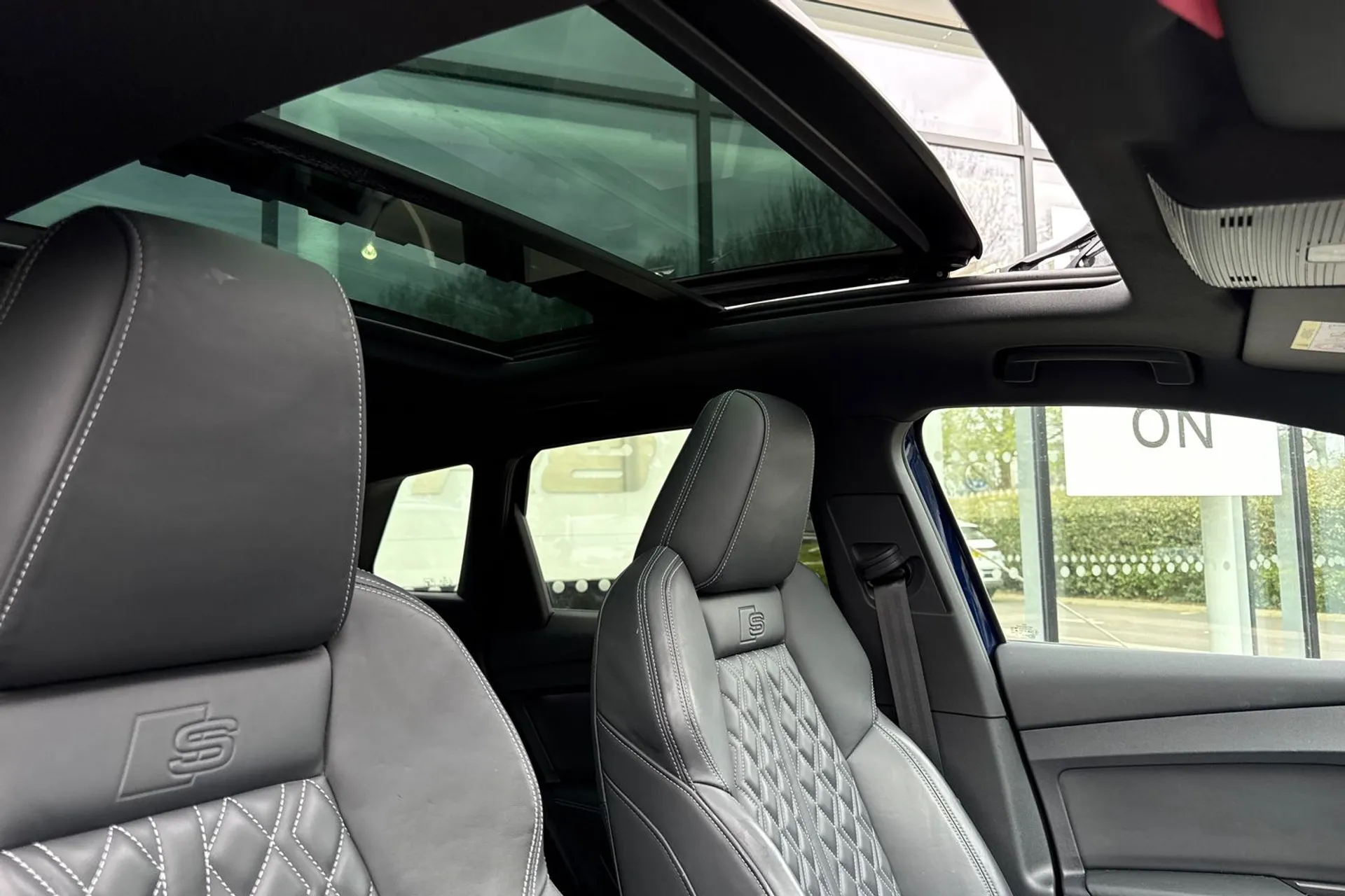 Audi Q4 thumbnail image number 4