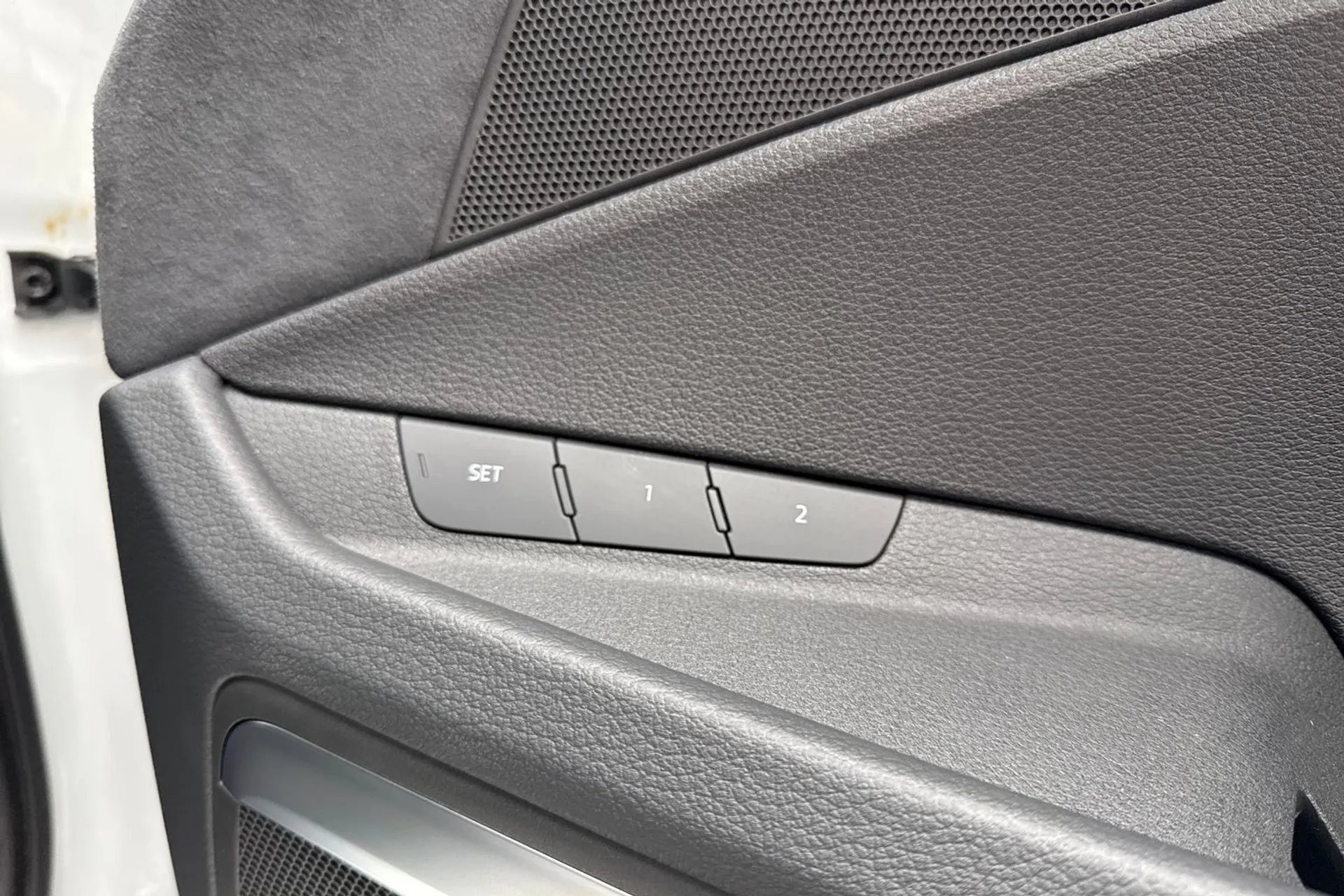 Audi e-tron thumbnail image number 41