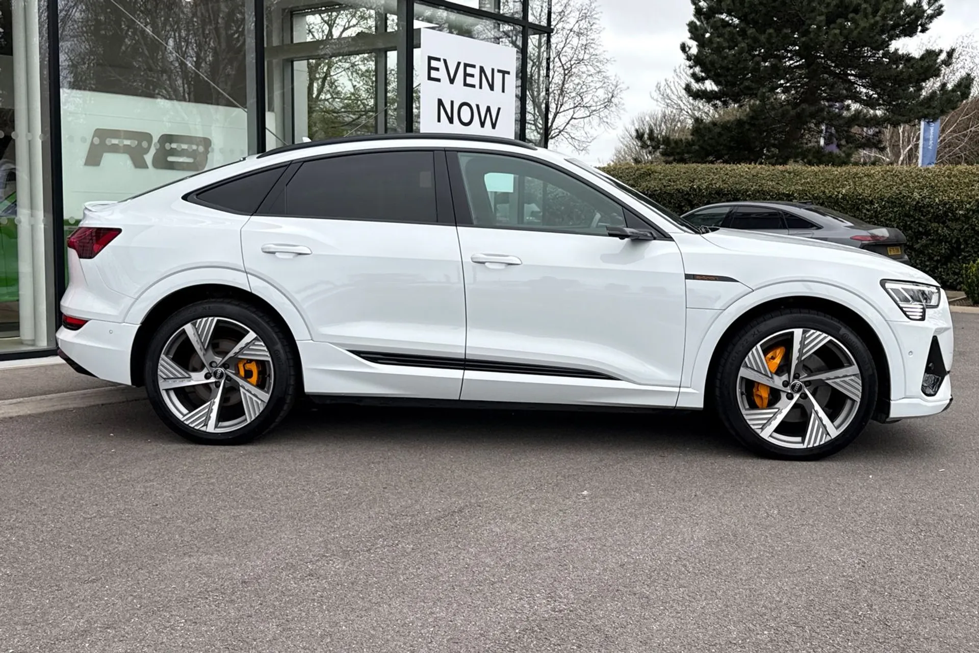 Audi e-tron thumbnail image number 2
