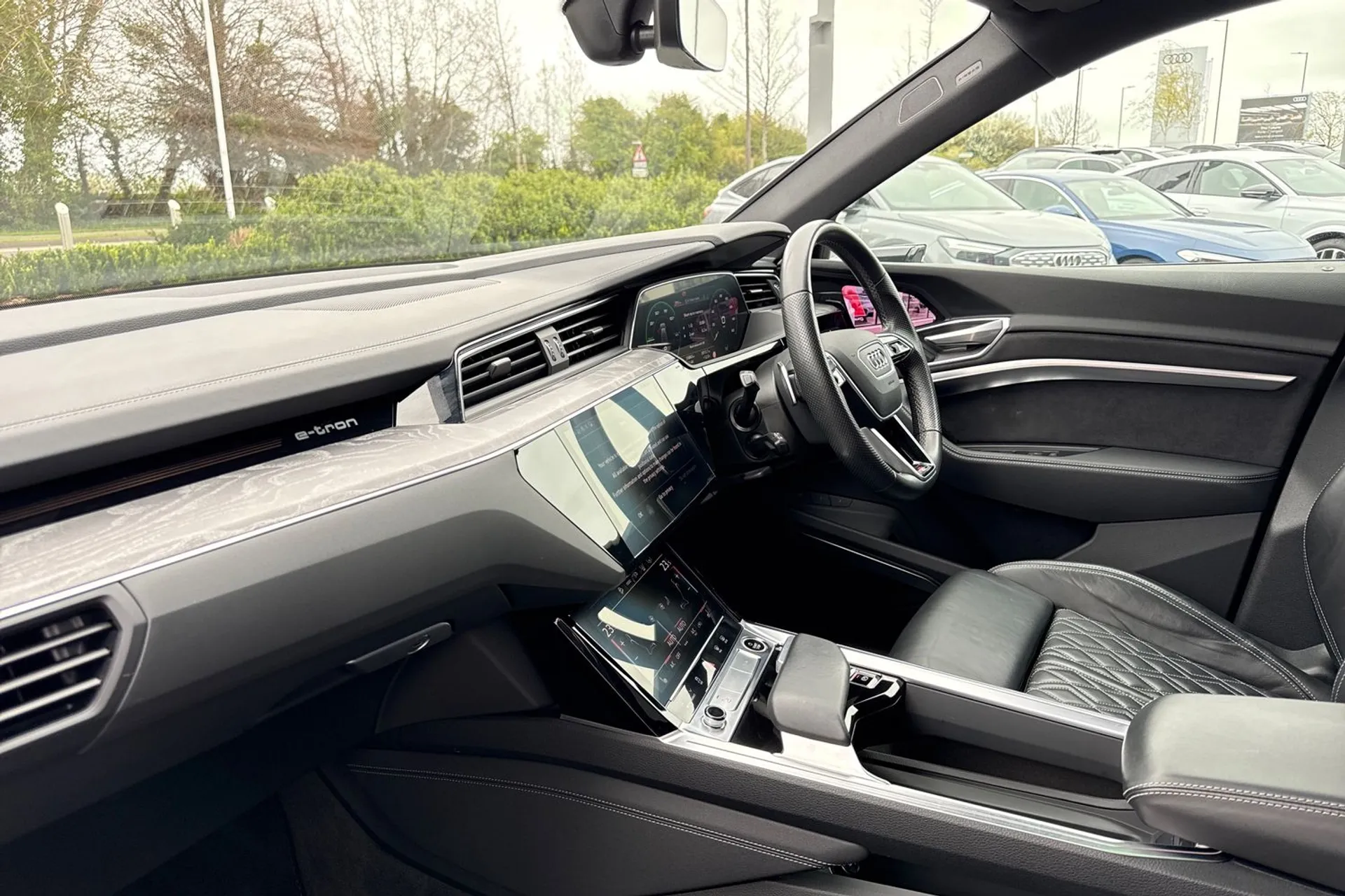 Audi e-tron thumbnail image number 24
