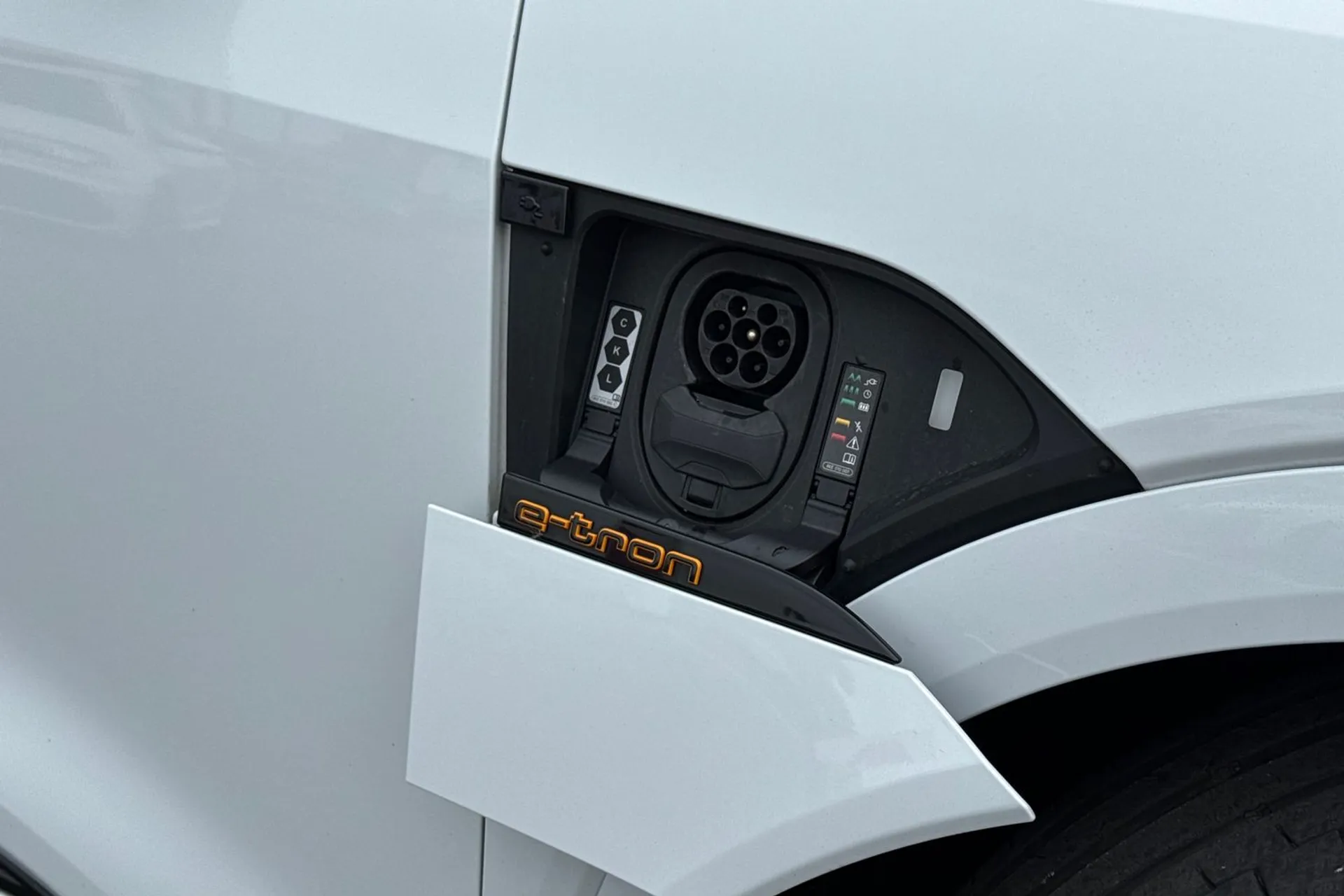 Audi e-tron thumbnail image number 34