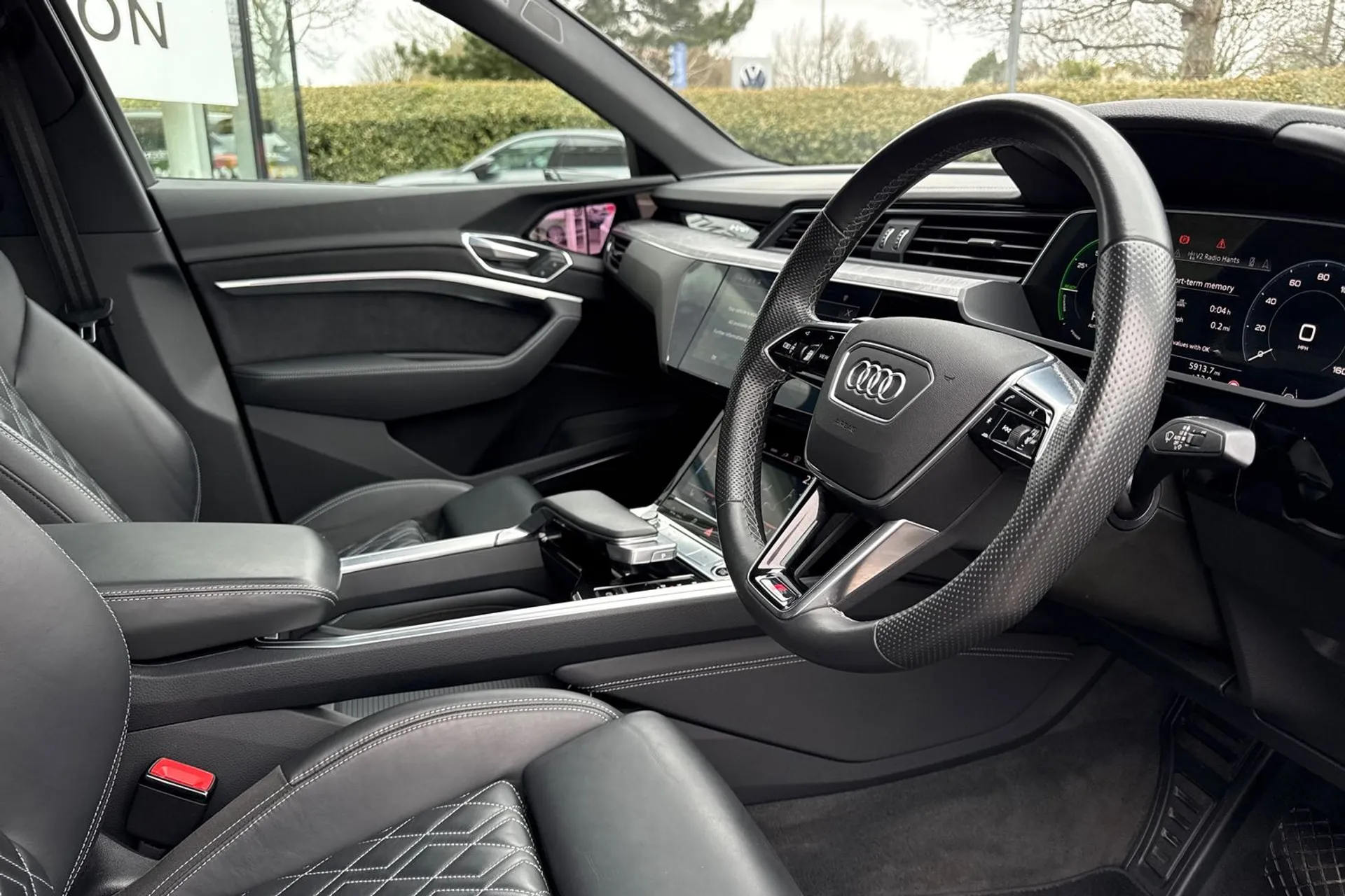 Audi e-tron thumbnail image number 26