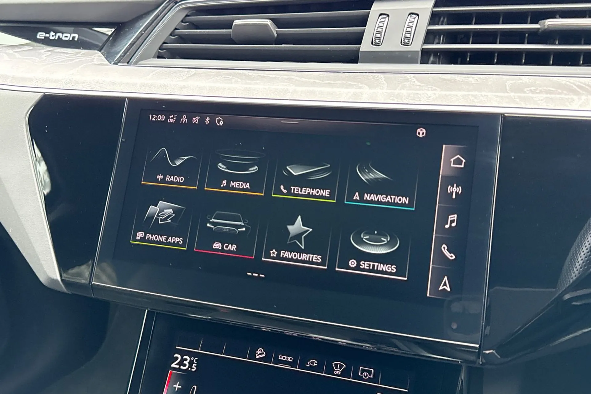 Audi e-tron thumbnail image number 28
