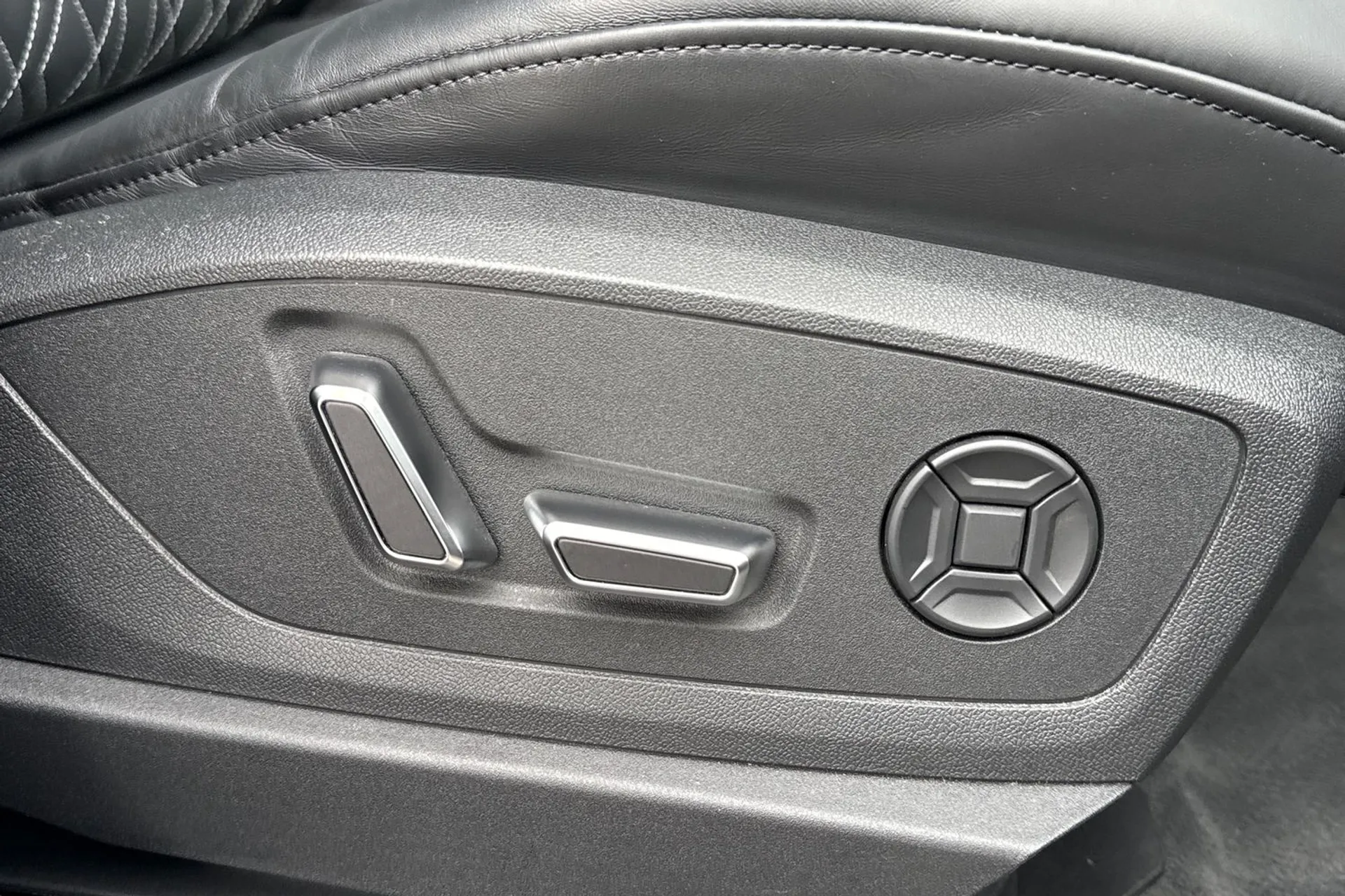 Audi e-tron thumbnail image number 33