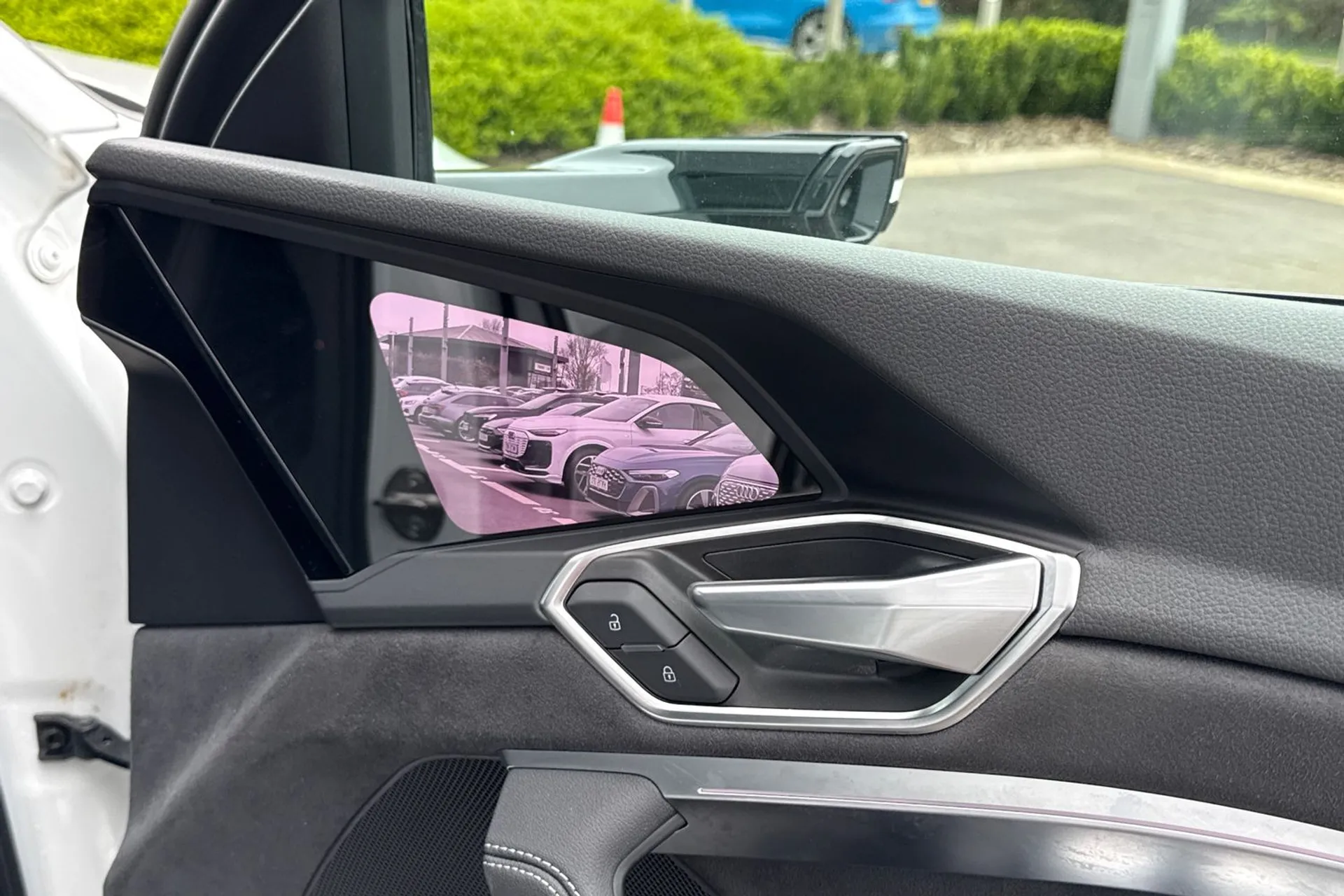 Audi e-tron thumbnail image number 9