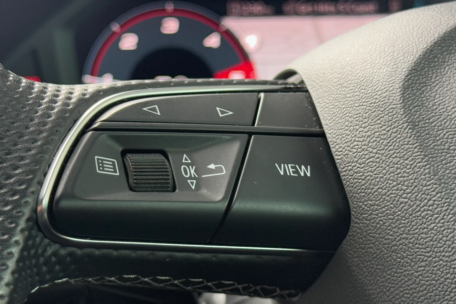 Audi Q3 thumbnail image number 16