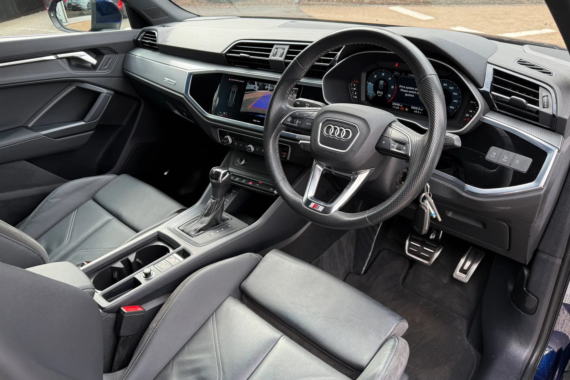 Audi Q3 thumbnail image number 25