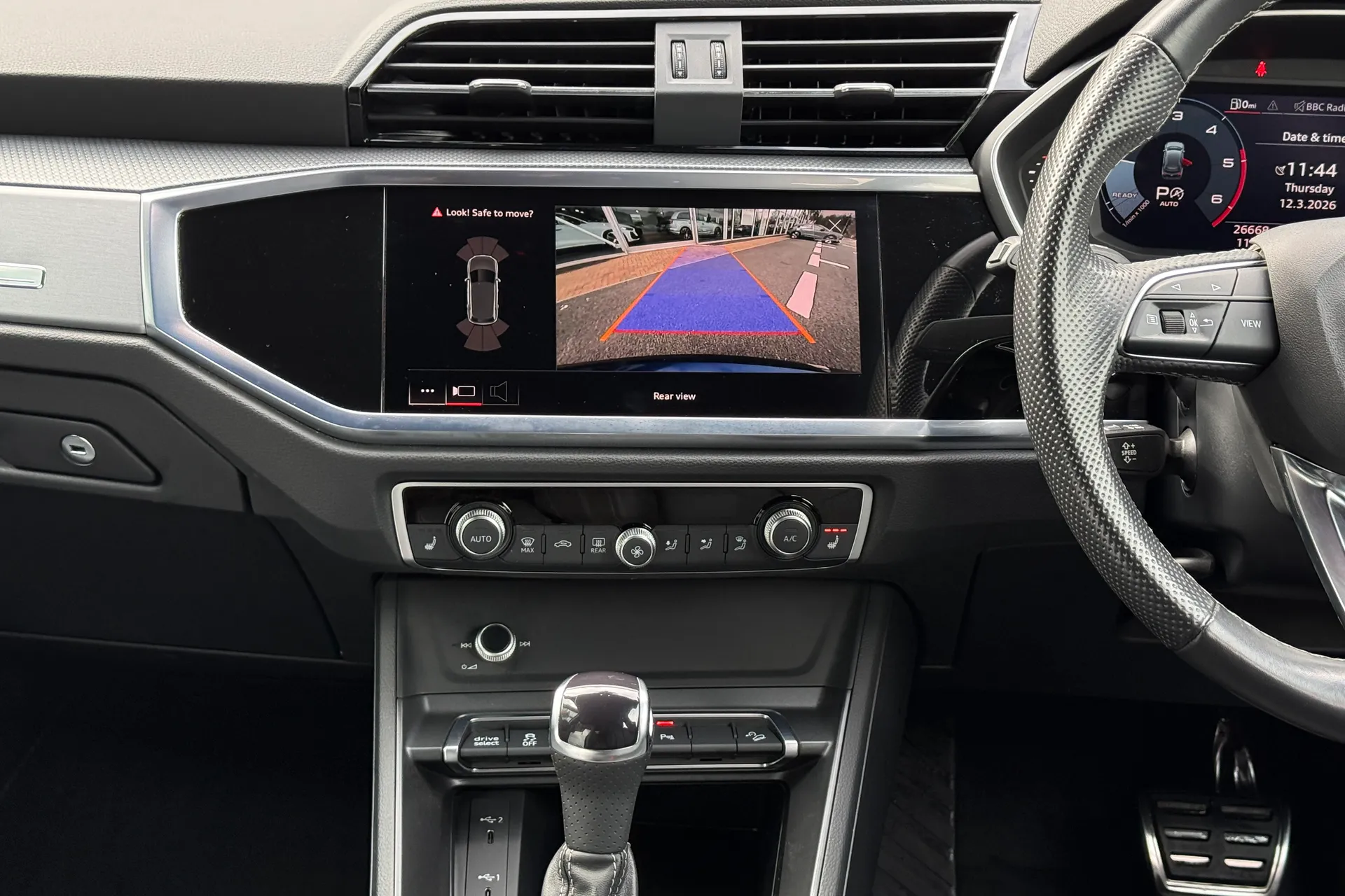 Audi Q3 thumbnail image number 35