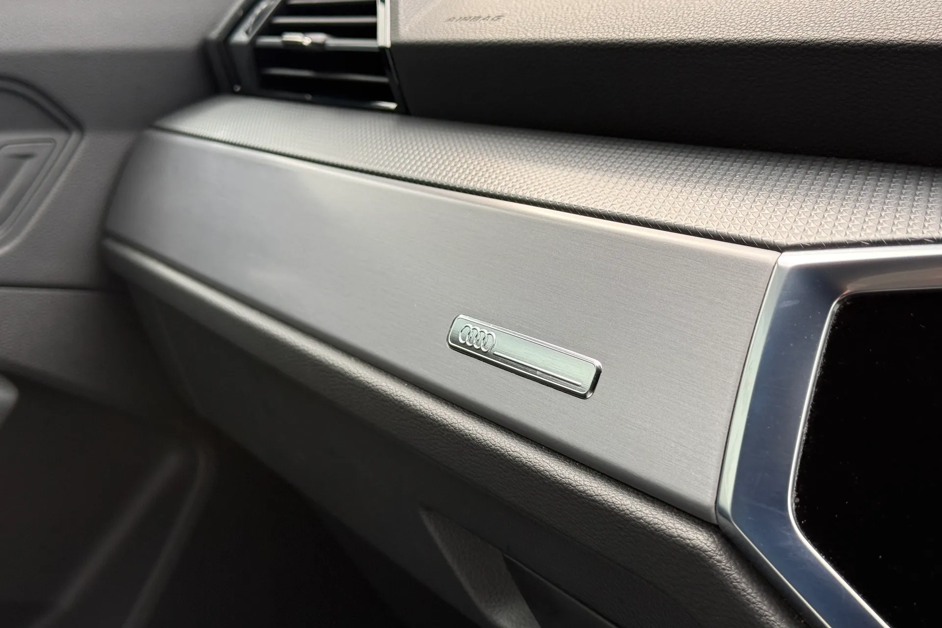 Audi Q3 thumbnail image number 12